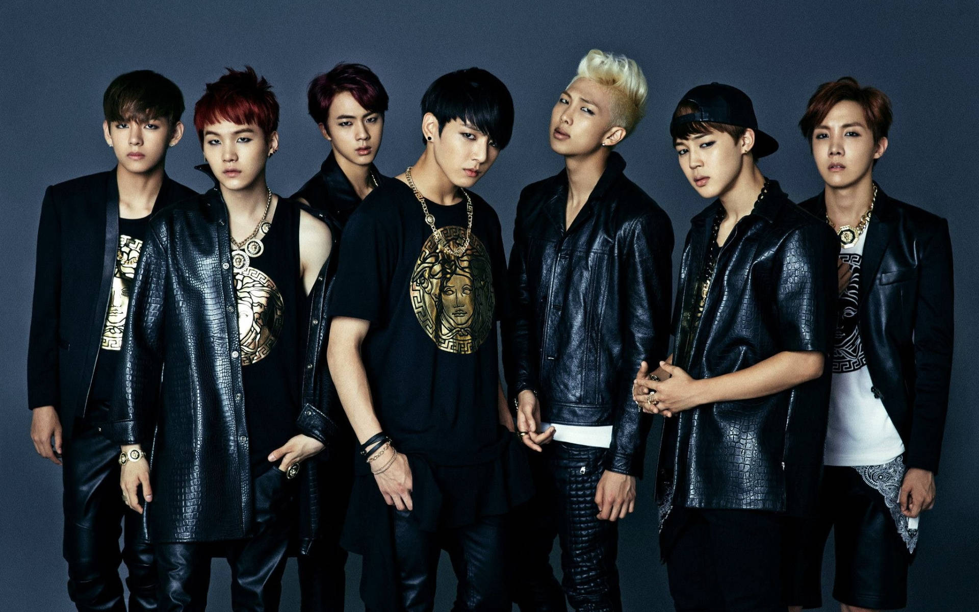 صورة جماعية لفرقة BTS بالأسود خلفية