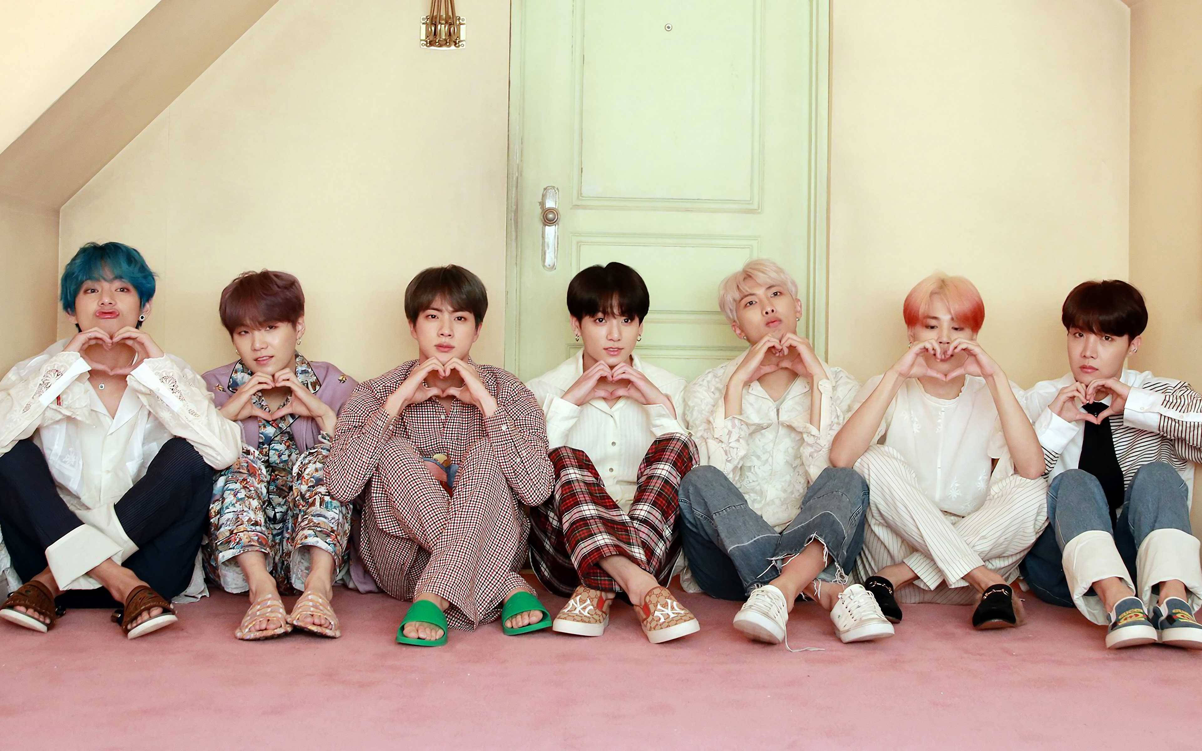 خلفية سطح مكتب BTS مع إشارات القلب عند الباب خلفية