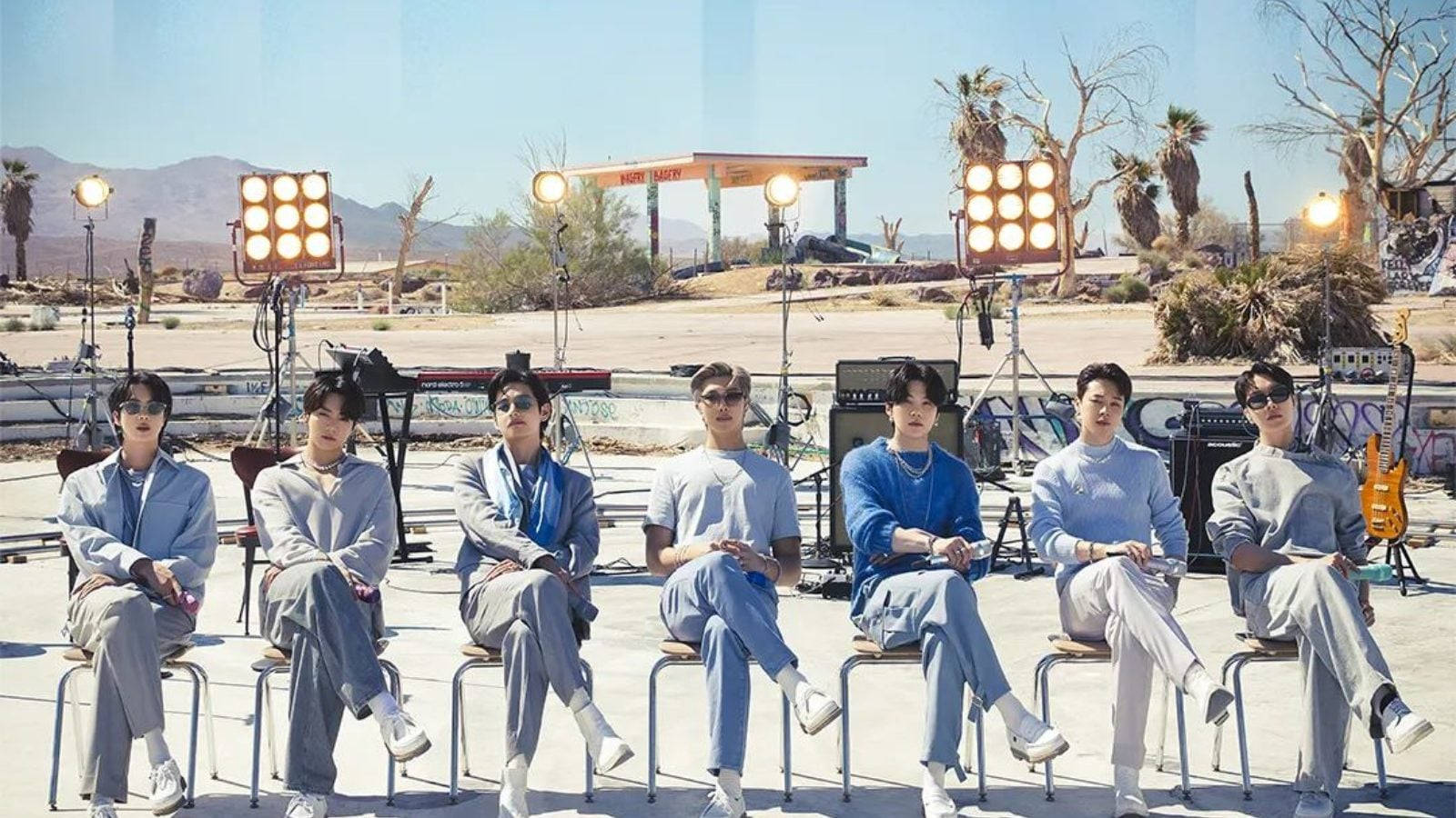 خلفية سطح مكتب BTS مع الآلات الموسيقية خلفية
