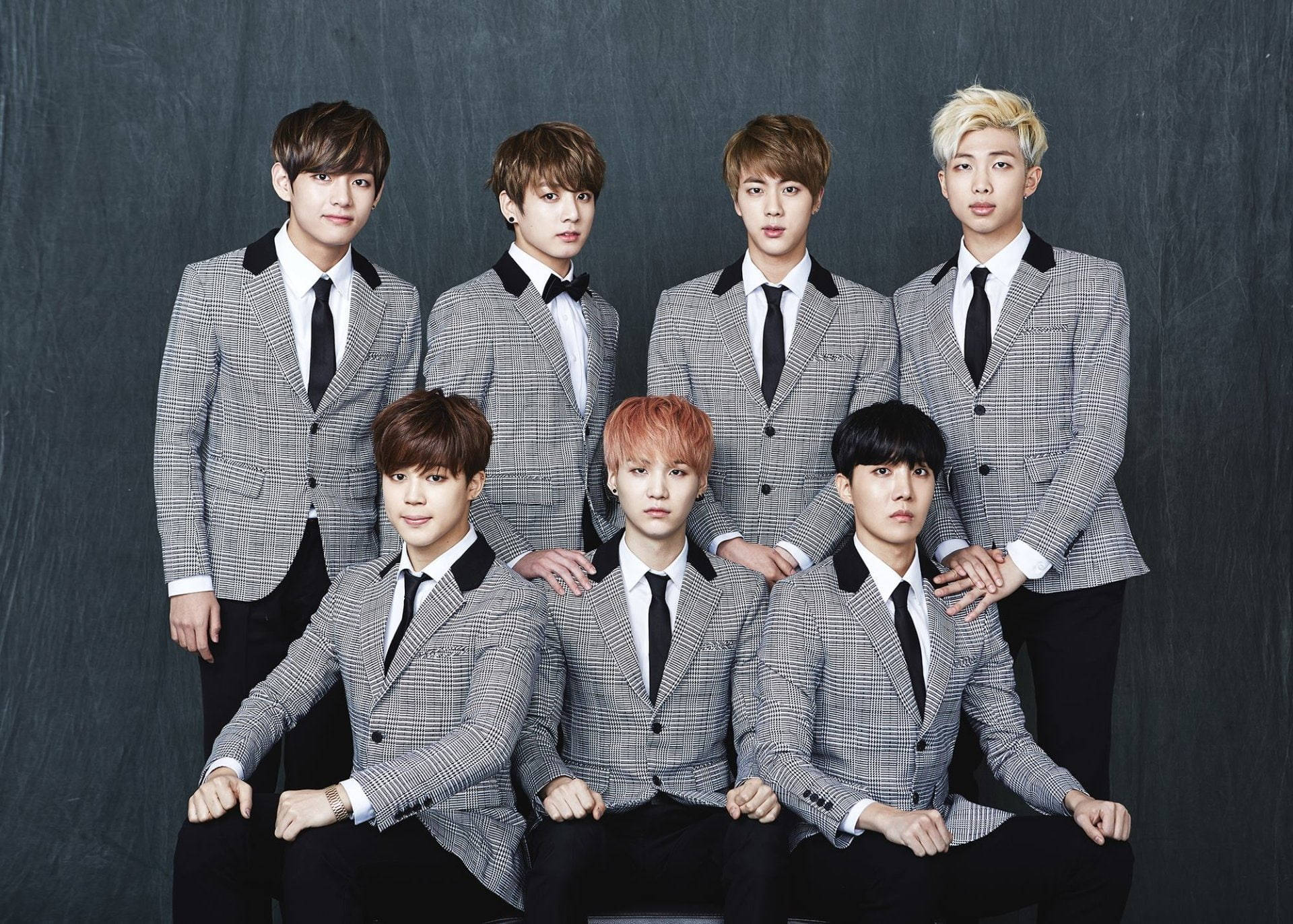 لابتوب رائع من BTS ببدلة منقوشة رمادية خلفية