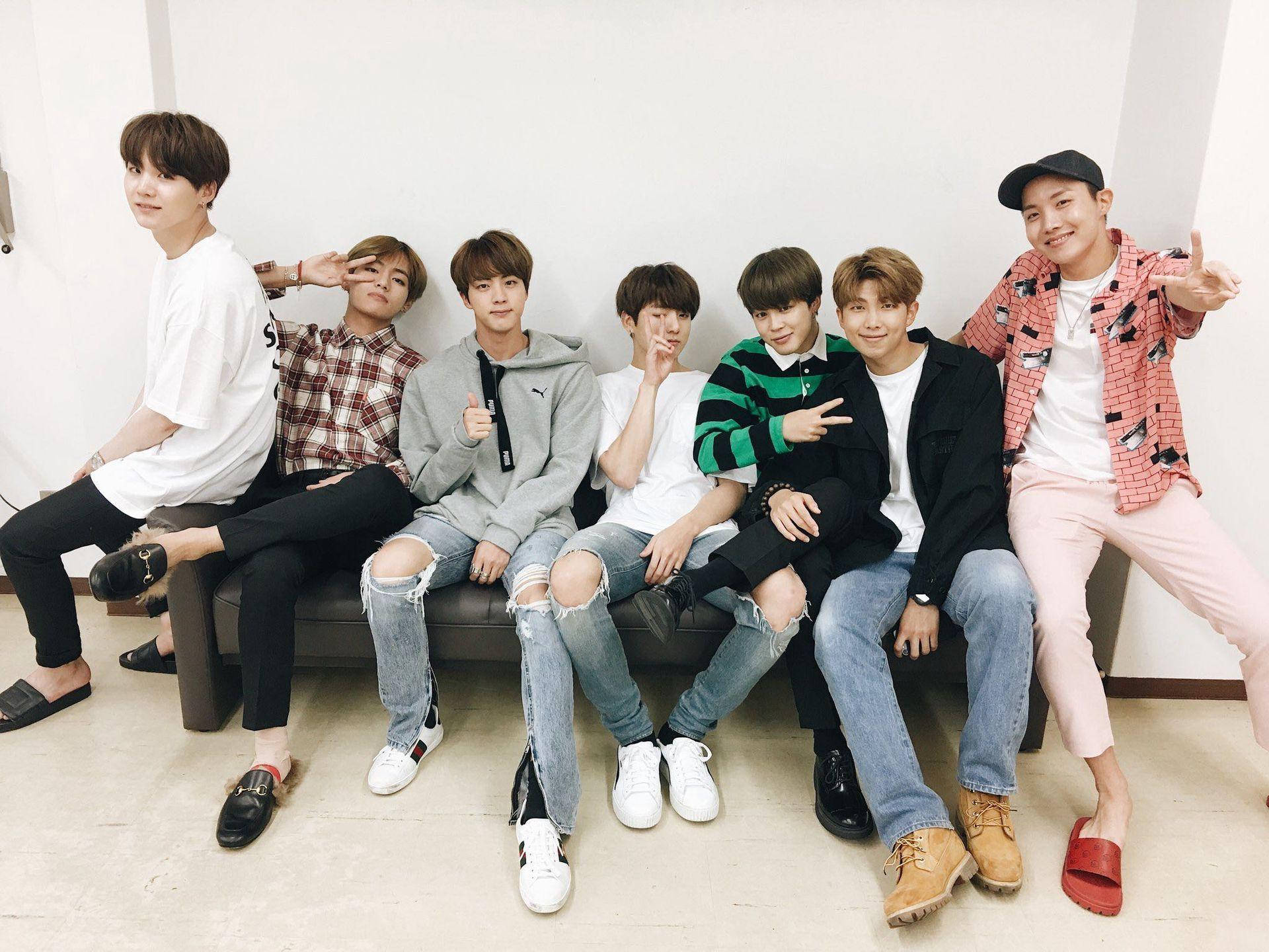BTS يضعون ببراعة خلف الكواليس خلفية