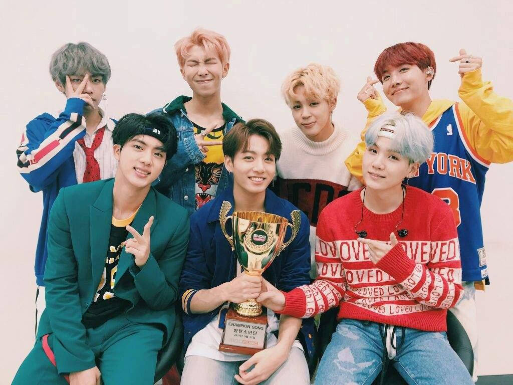 خلفية سطح مكتب BTS مع الكأس خلفية