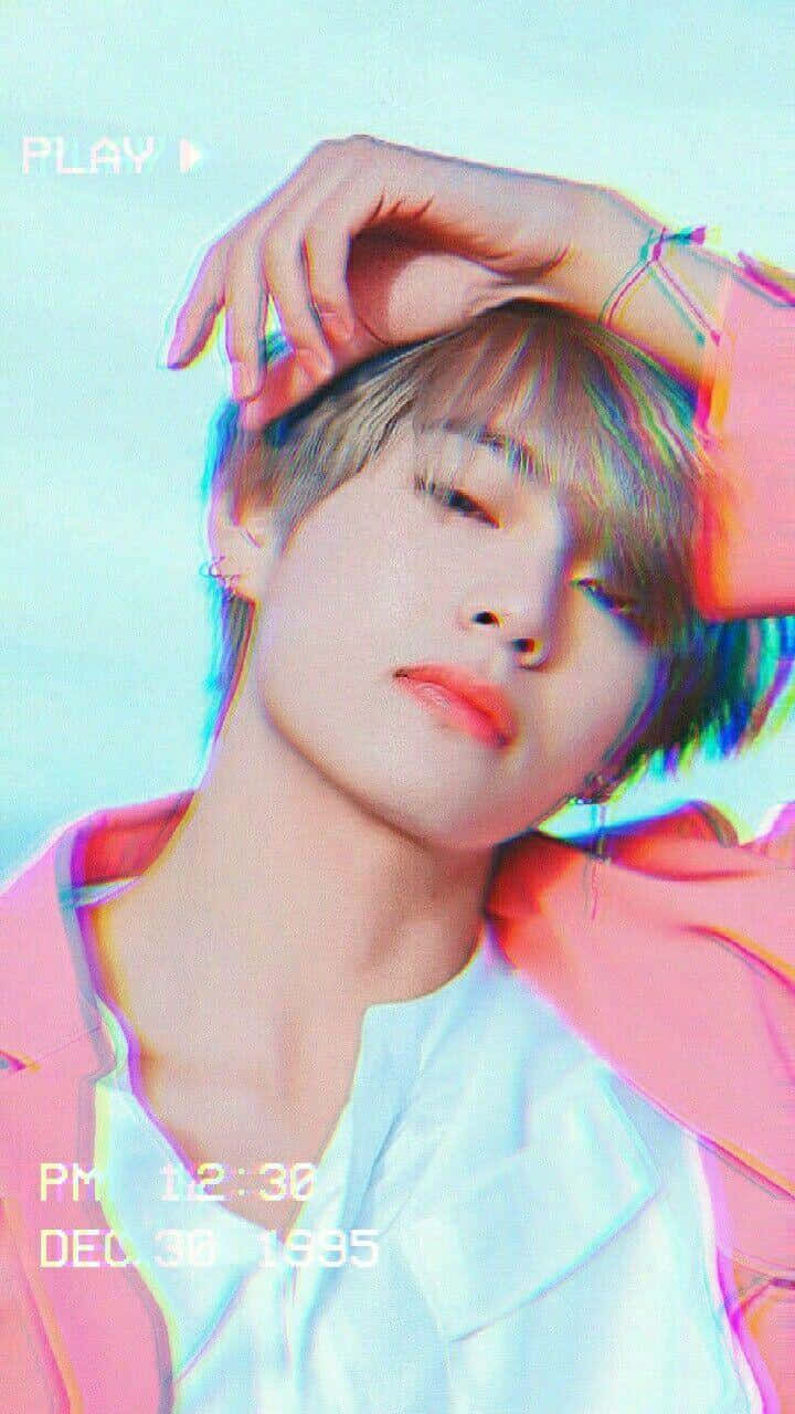 نجم BTS V يُبهر بسحره الكاريزمي خلفية