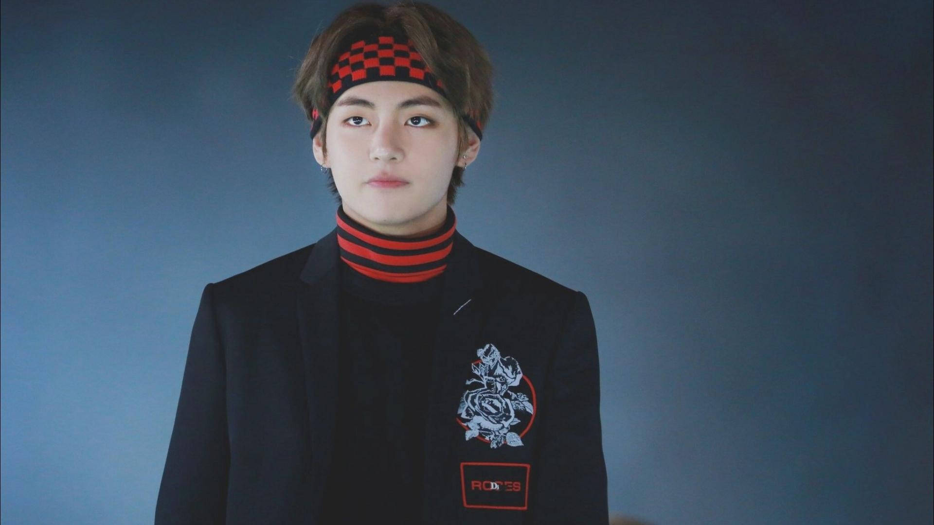 BTS V اللطيف بالأسود والأحمر خلفية