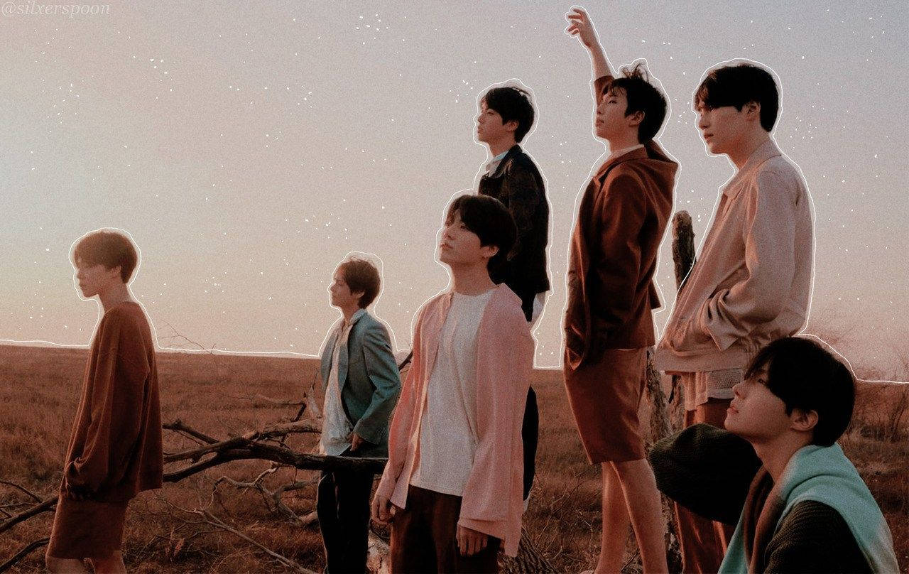أعضاء BTS في الحقل عند غروب الشمس - خلفية لابتوب خلفية