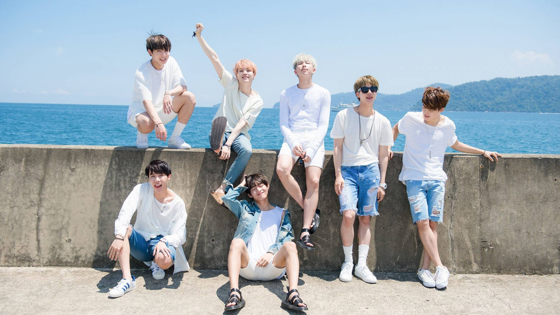 صورة جماعية لفرقة BTS بالقرب من المحيط خلفية