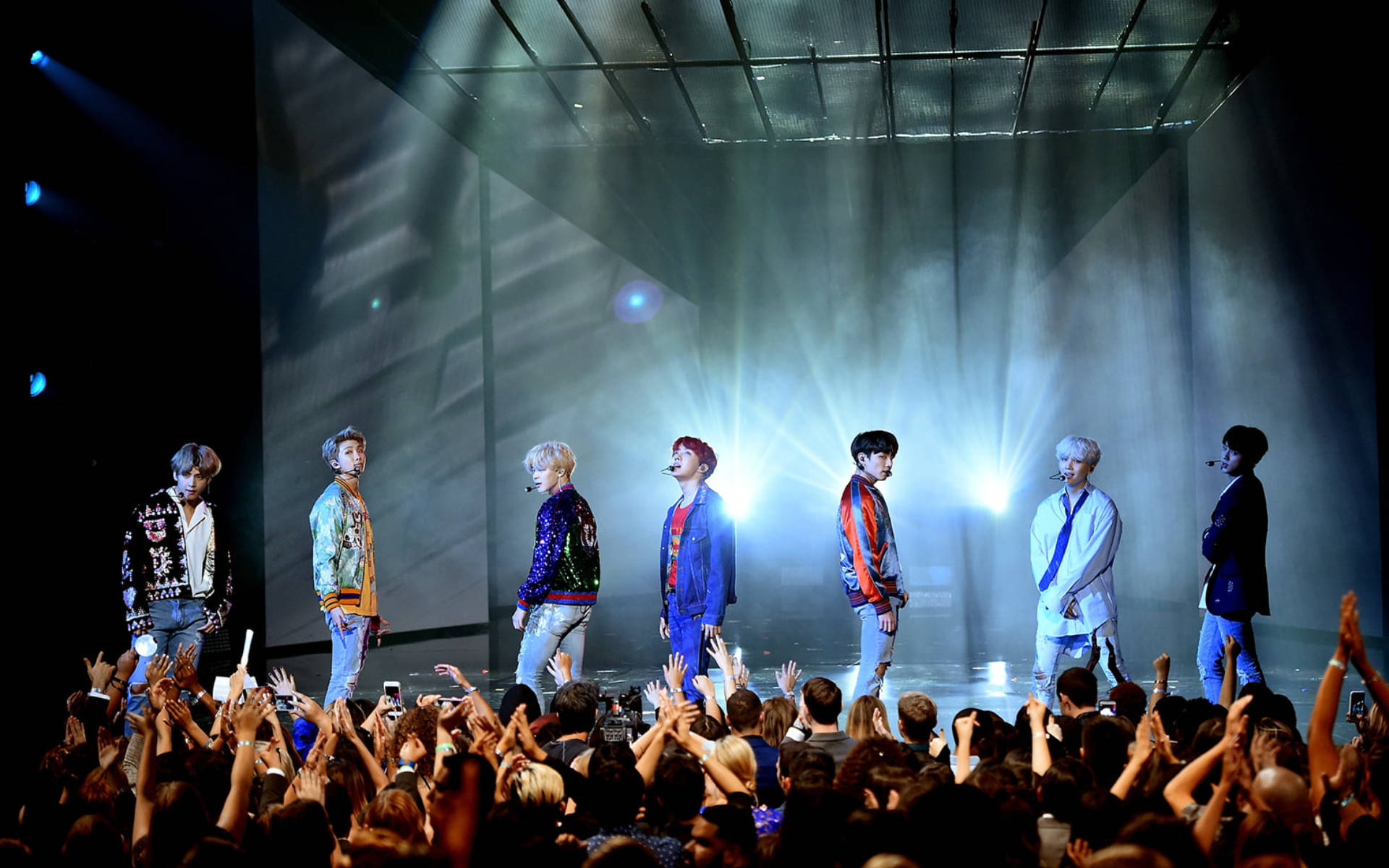 صورة جماعية لفرقة BTS على المسرح خلفية