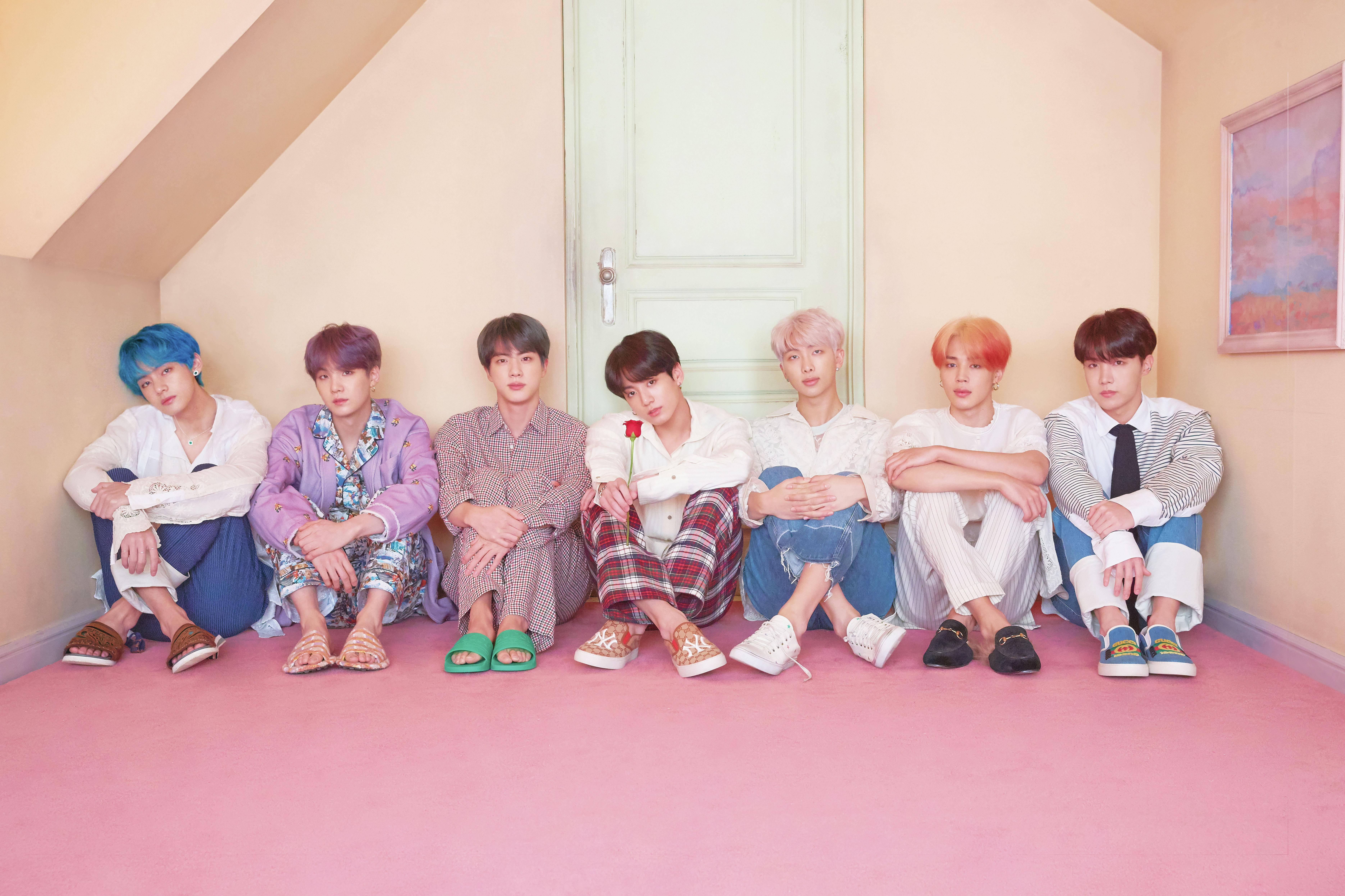BTS سطح المكتب جالسين أمام باب خلفية