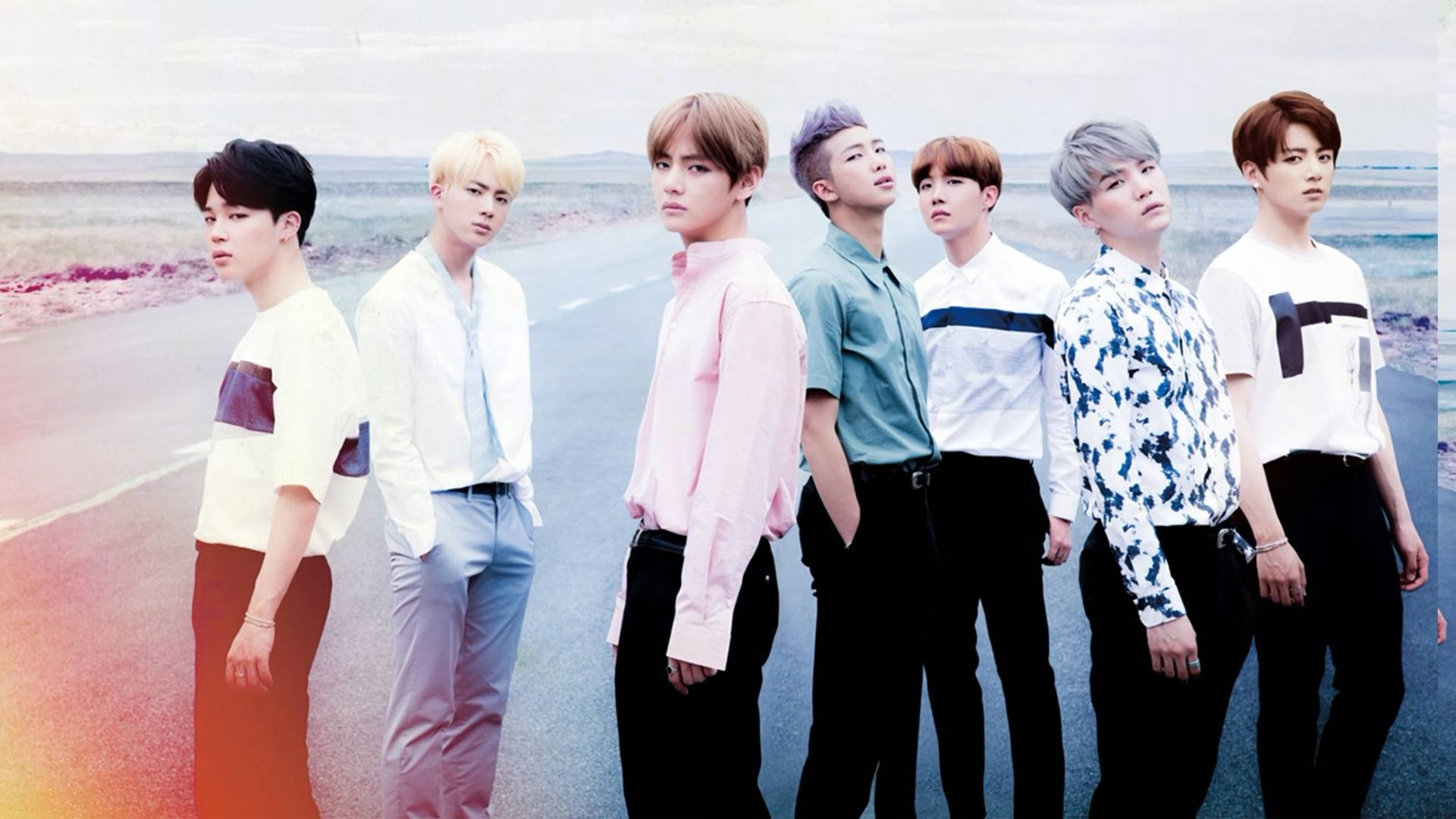 أعضاء فرقة BTS يرتدون ملابس رائعة أثناء السير على الطريق