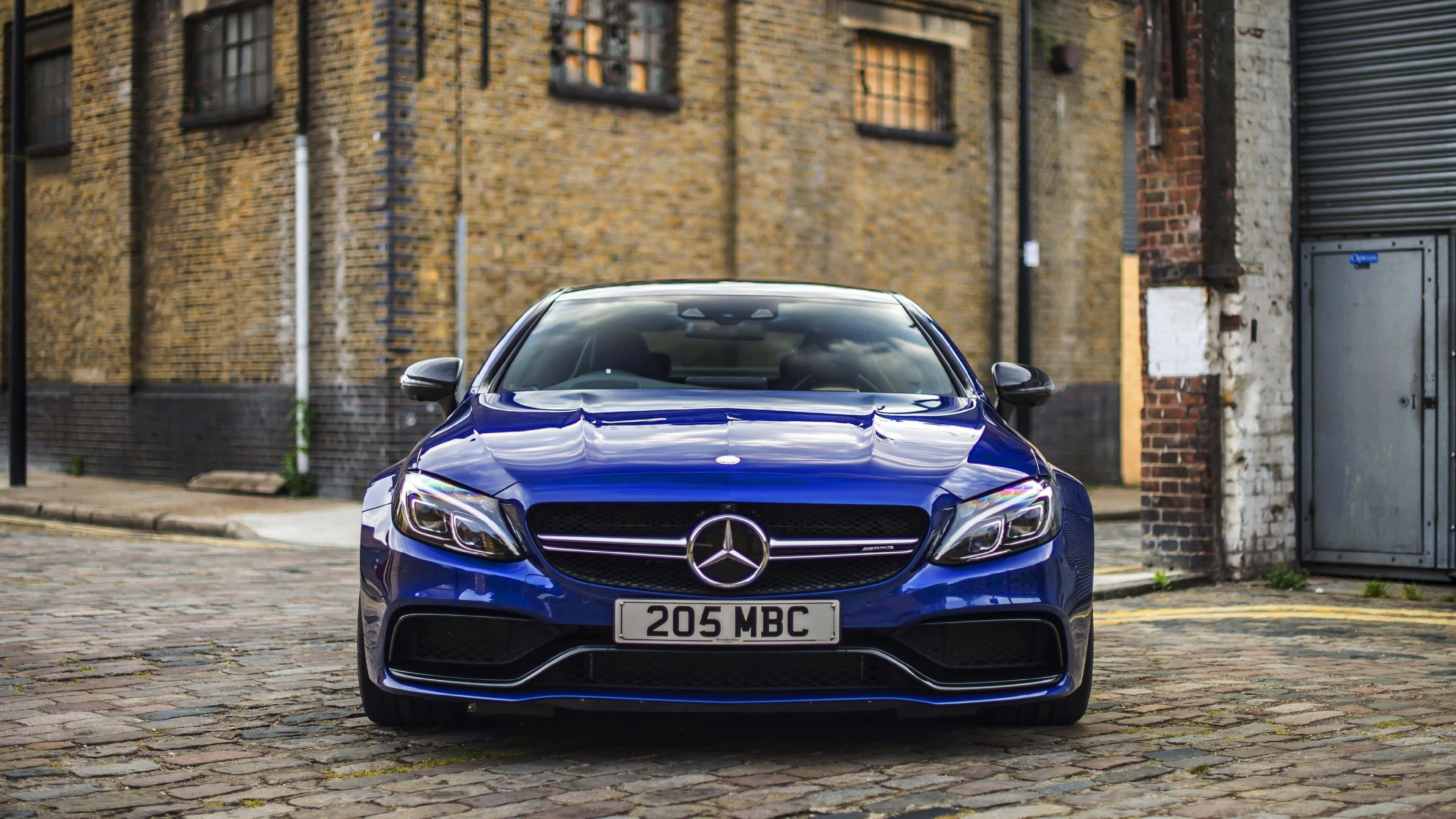 سيارة مرسيدس بنز زرقاء C63 AMG بدقة 4K خلفية