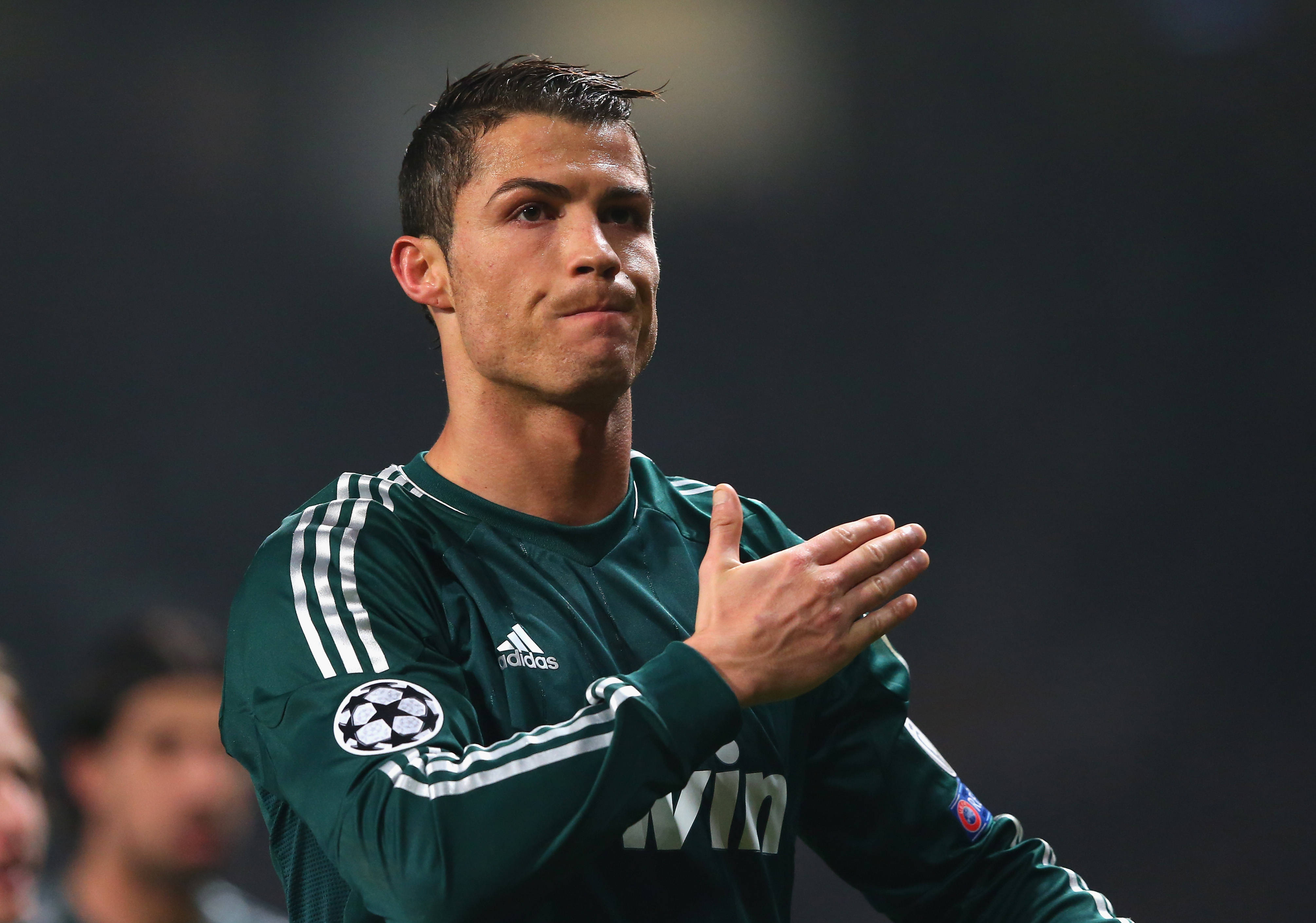 CR7 كريستيانو رونالدو بالزي الأخضر خلفية