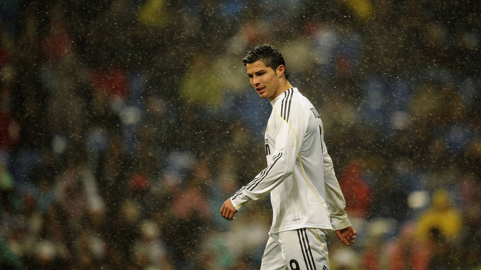 مباراة كرة قدم ممطرة لـ CR7 بدقة عالية خلفية