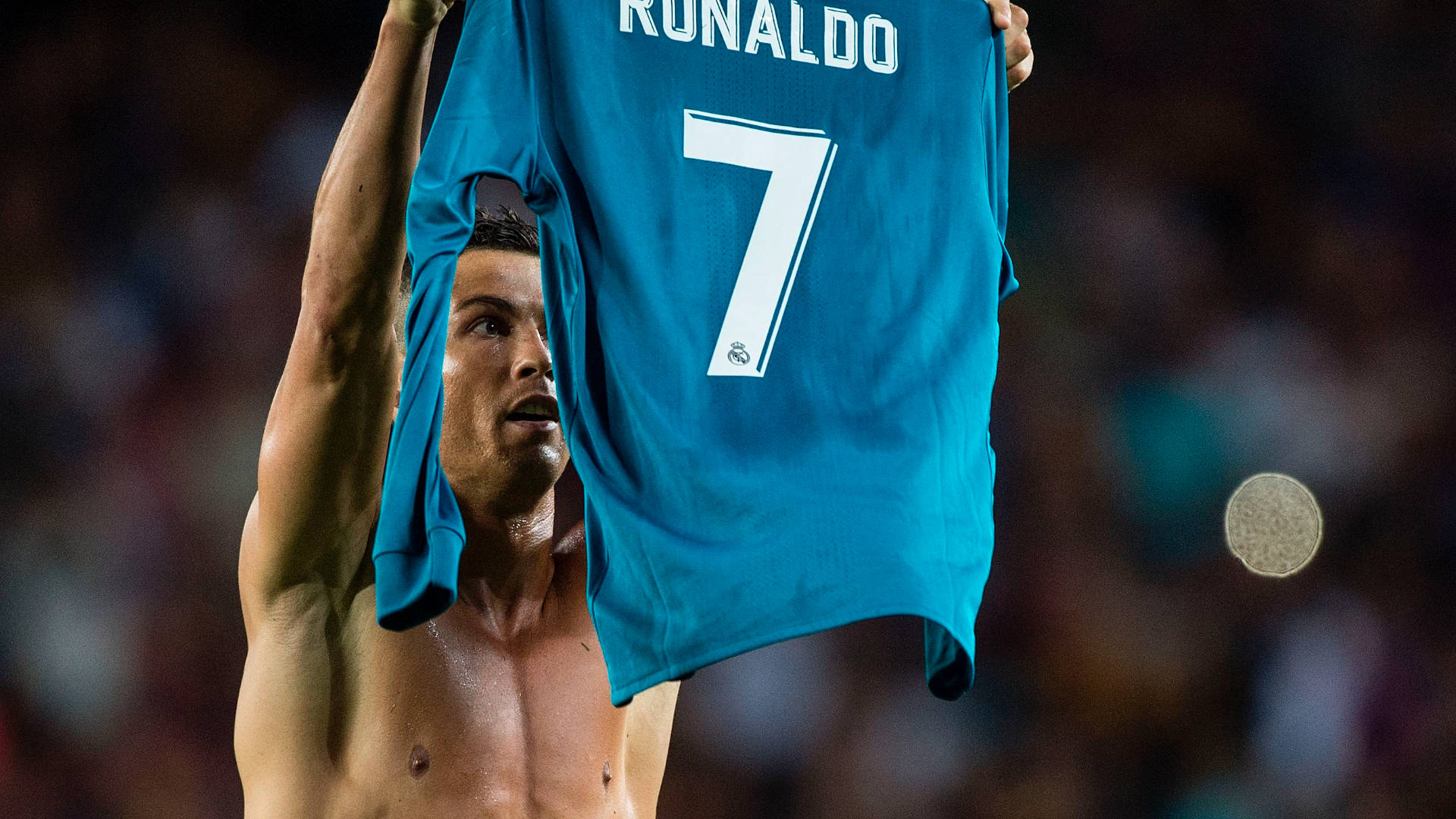 CR7 عاري الصدر بدقة عالية خلفية