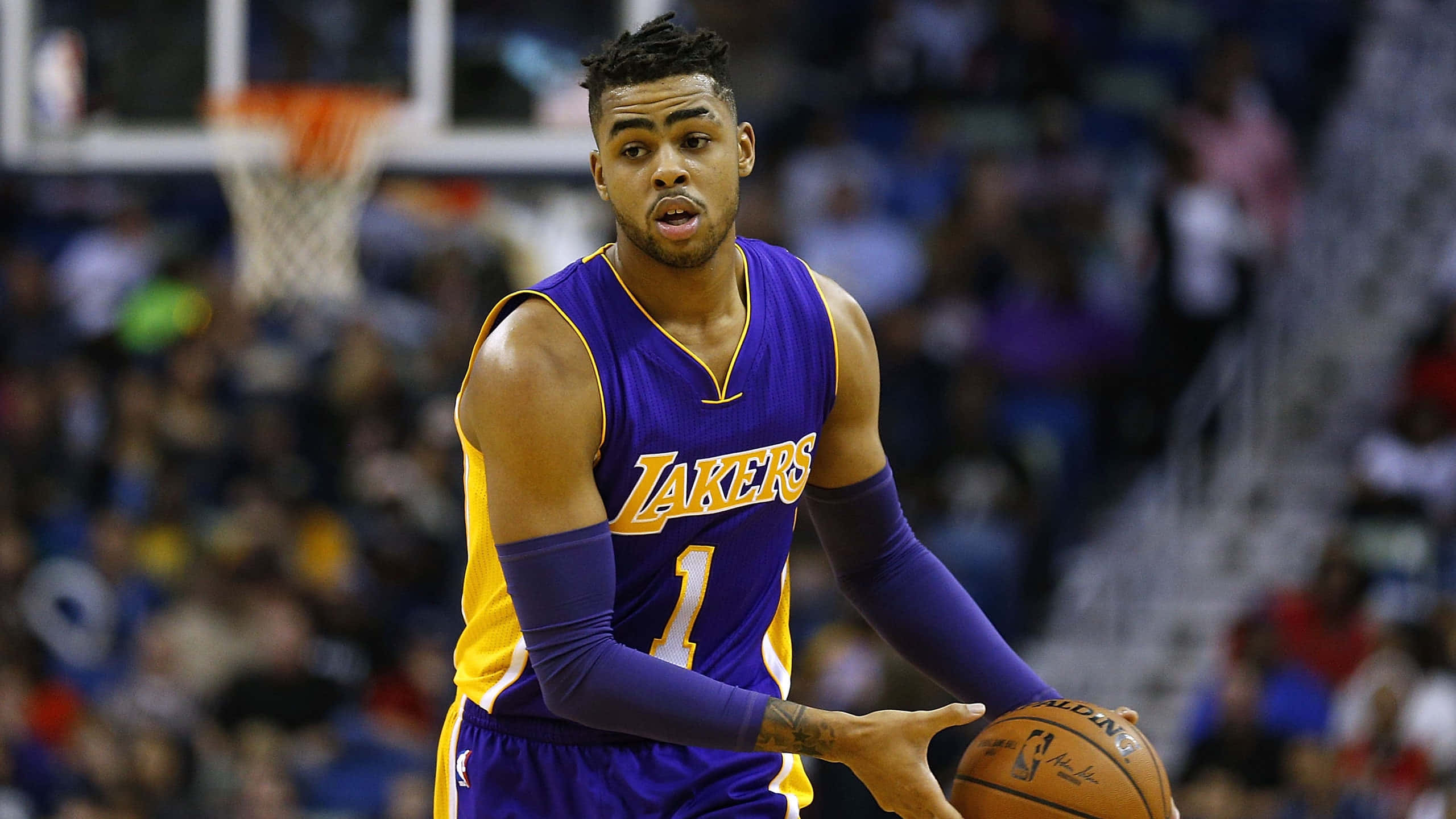 D'Angelo Russell ينظر إلى الجانب خلفية