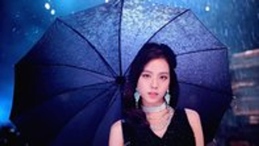 جيسو من بلاك بينك في فيديو كليب 'Ddu-Du Ddu-Du' خلفية