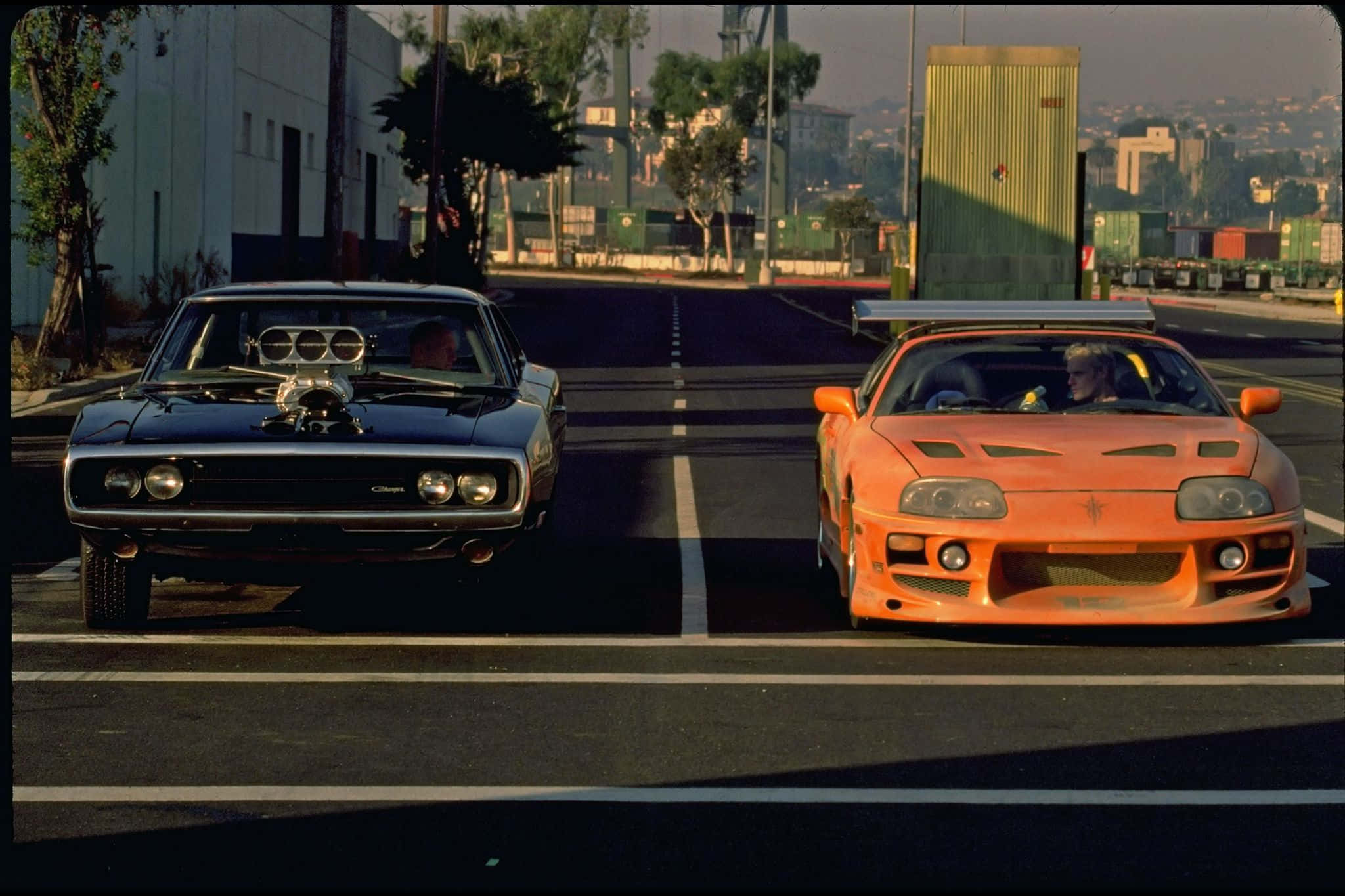 سيارتان تتسابقان في فيلم Fast and Furious 1 خلفية