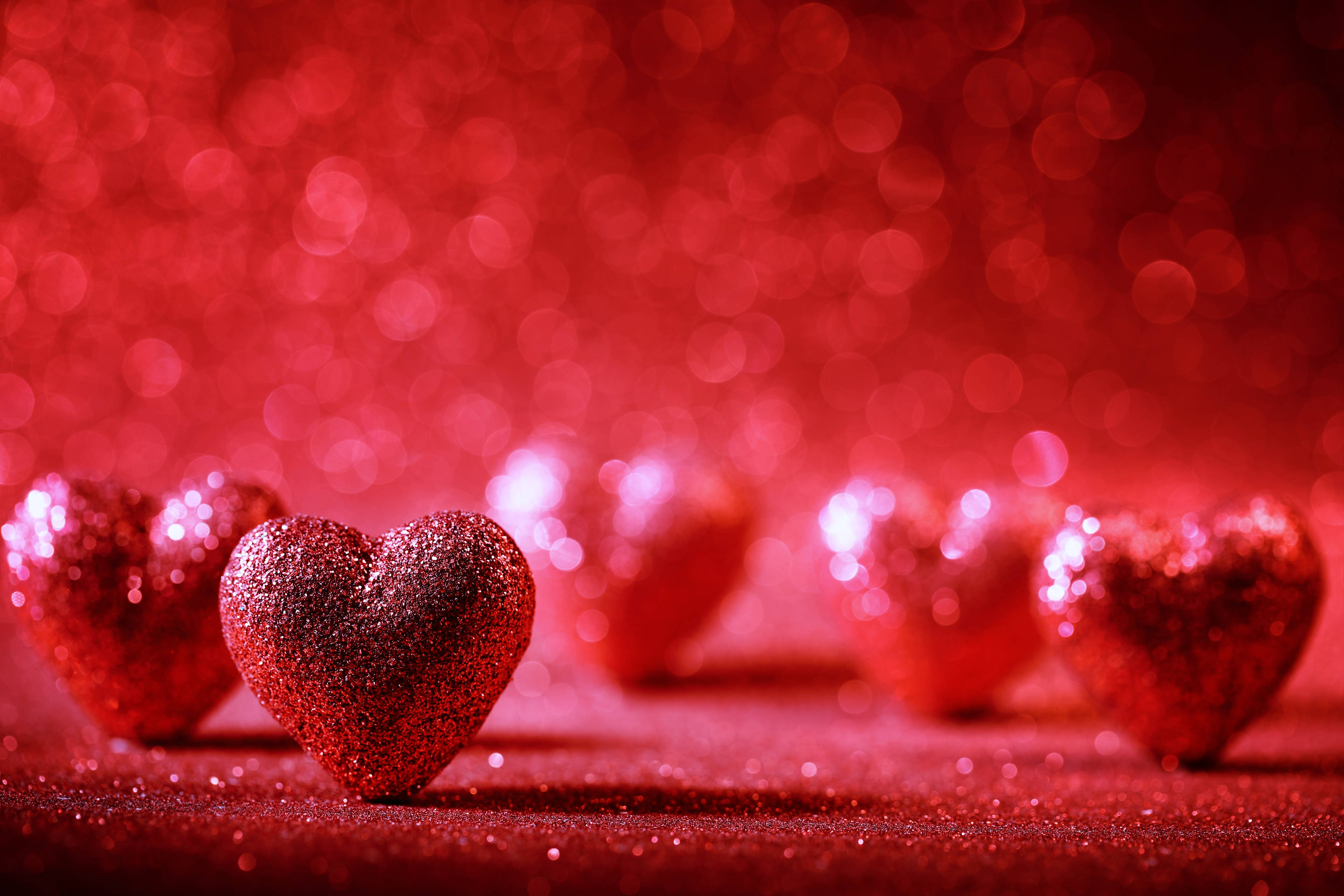 قلوب حمراء م glittered بدقة 4K UHD خلفية