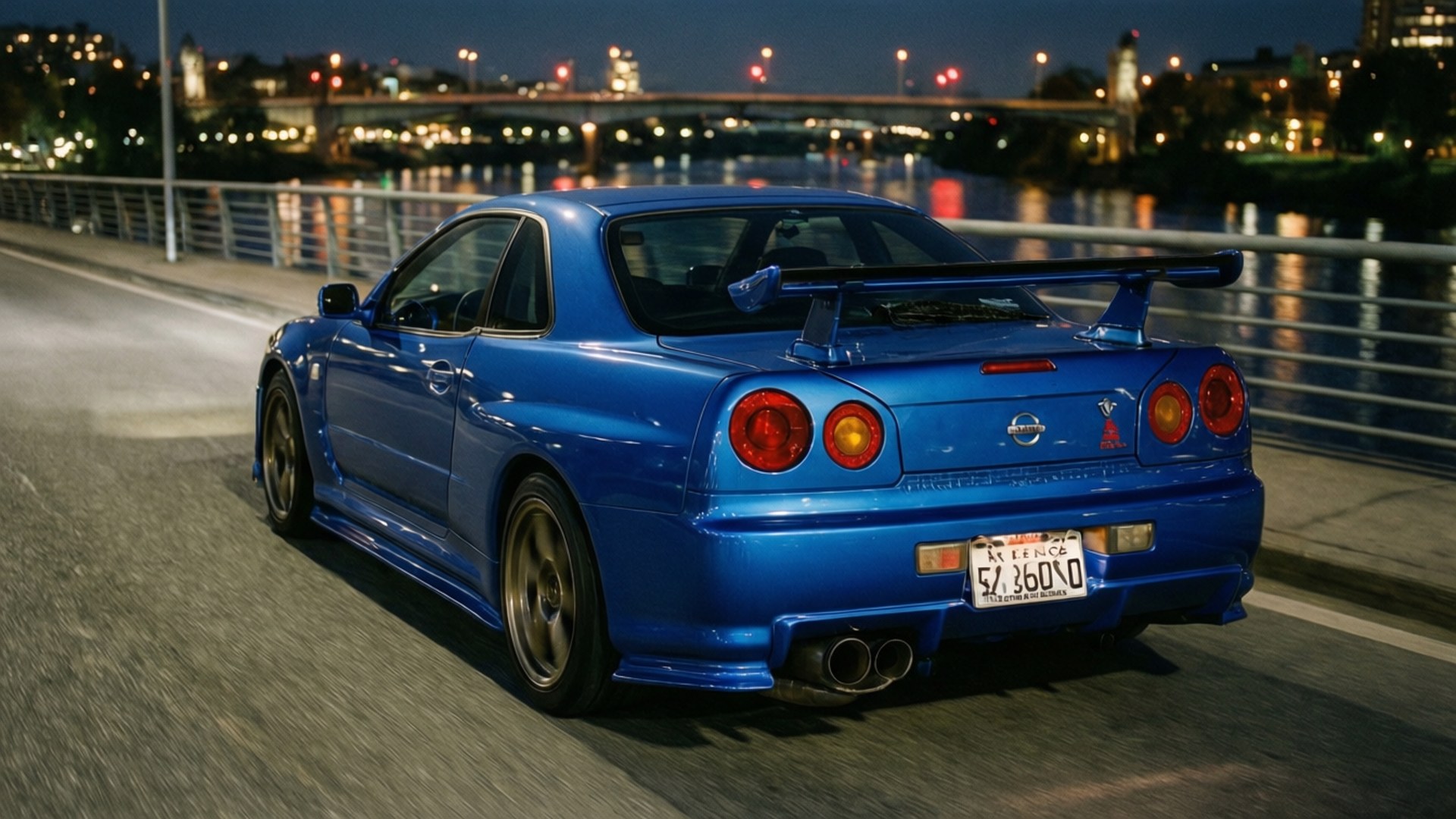سيارة نيسان GT-R زرقاء على جسر ليلاً مع انعكاسات المدينة.