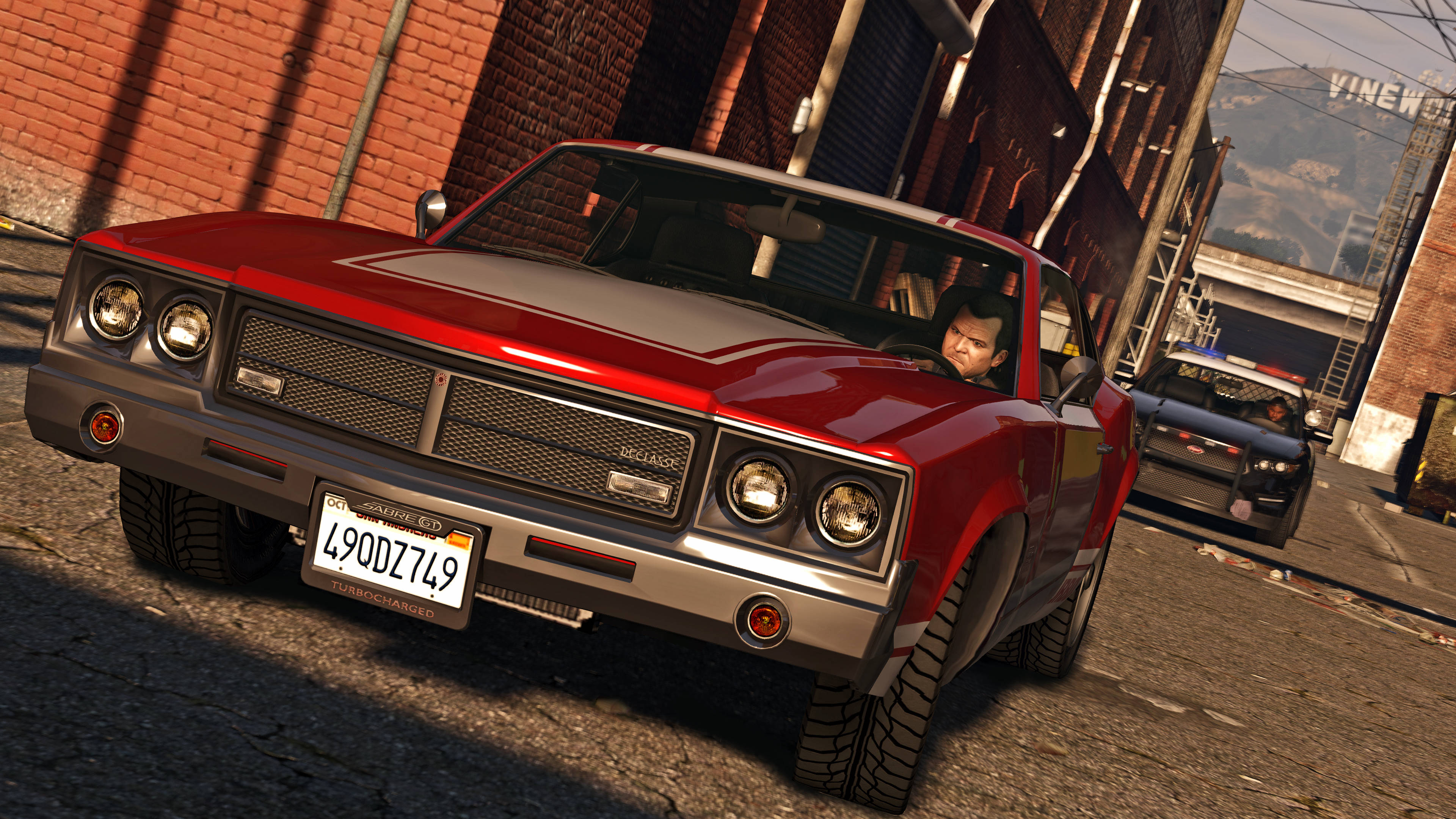 مطاردة سيارة حمراء مثيرة في GTA خلفية