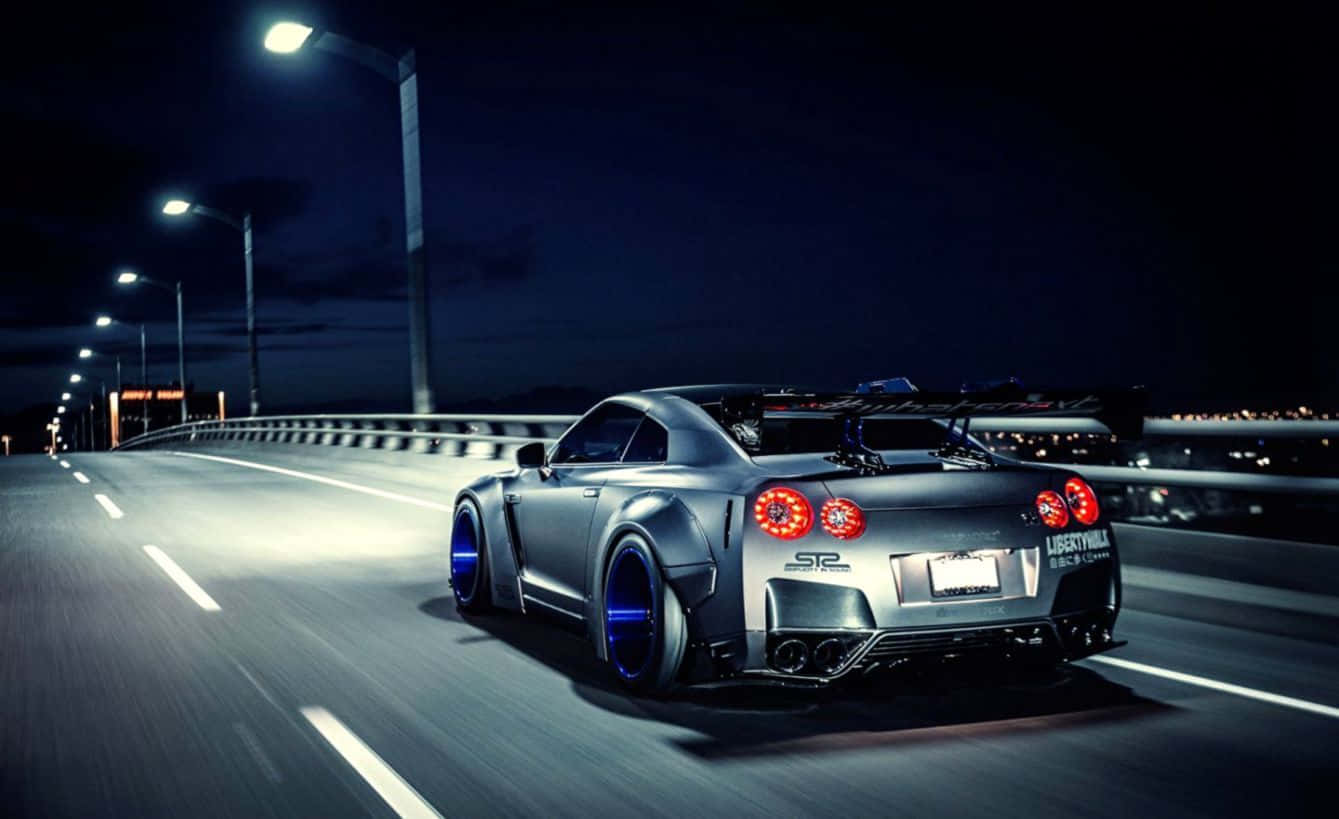 GTR R35 على الطريق ليلاً خلفية