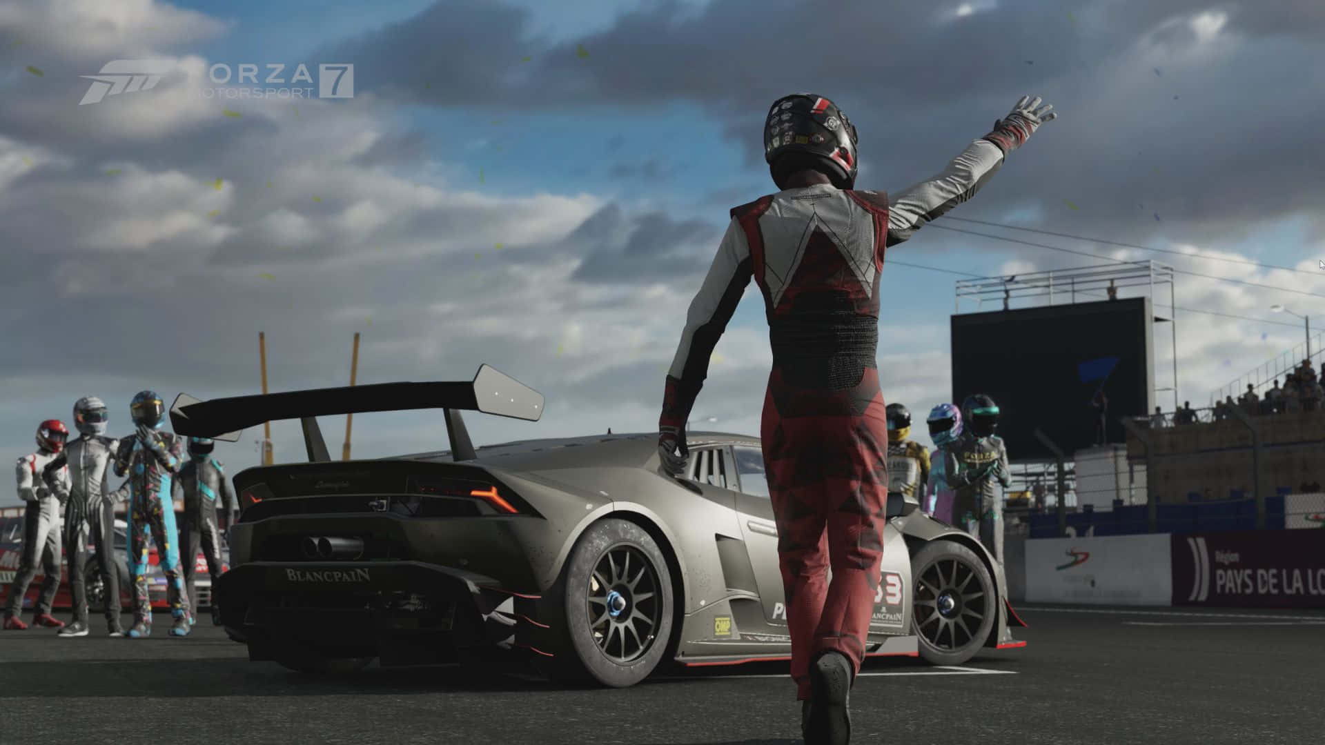 خلفية HD Forza Motorsport 7 مع متسابق يلوح خلفية
