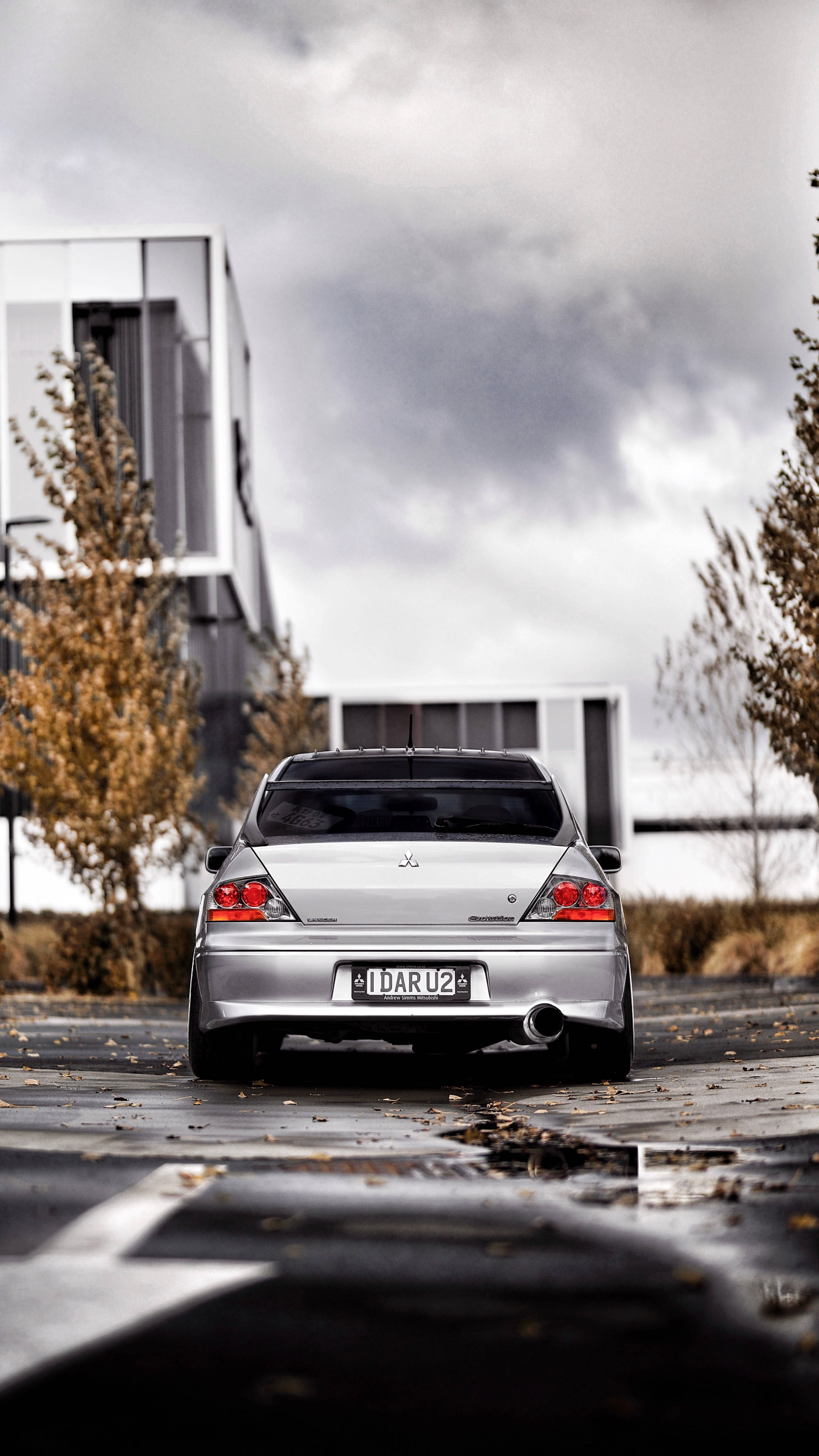 سيارات JDM سوداء ورطبة مع لمسات زرقاء داكنة خلفية