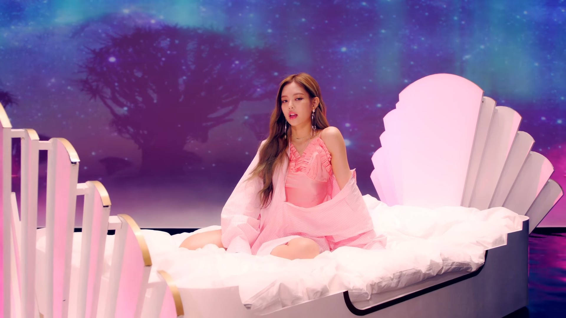 Jennie من فرقة K-Pop Blackpink في الفيديو الموسيقي As If It's Your Last خلفية