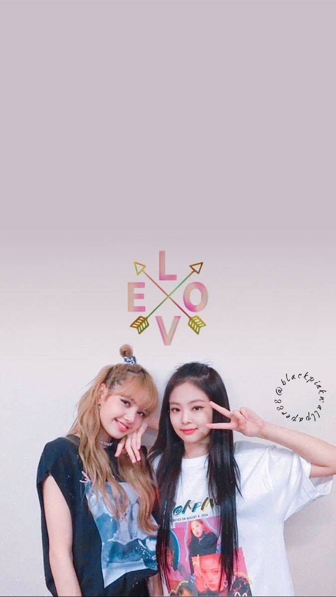 Jennie و Lisa من فرقة K-Pop Blackpink تبدوان رائعتين في أزياء متطابقة خلفية