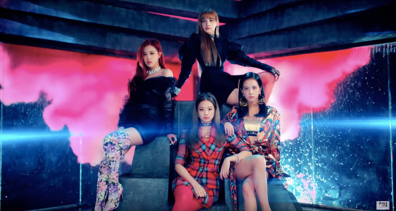صورة أعضاء فرقة K-Pop Blackpink في فيديوهم الموسيقي "DDU-DU DDU-DU" خلفية