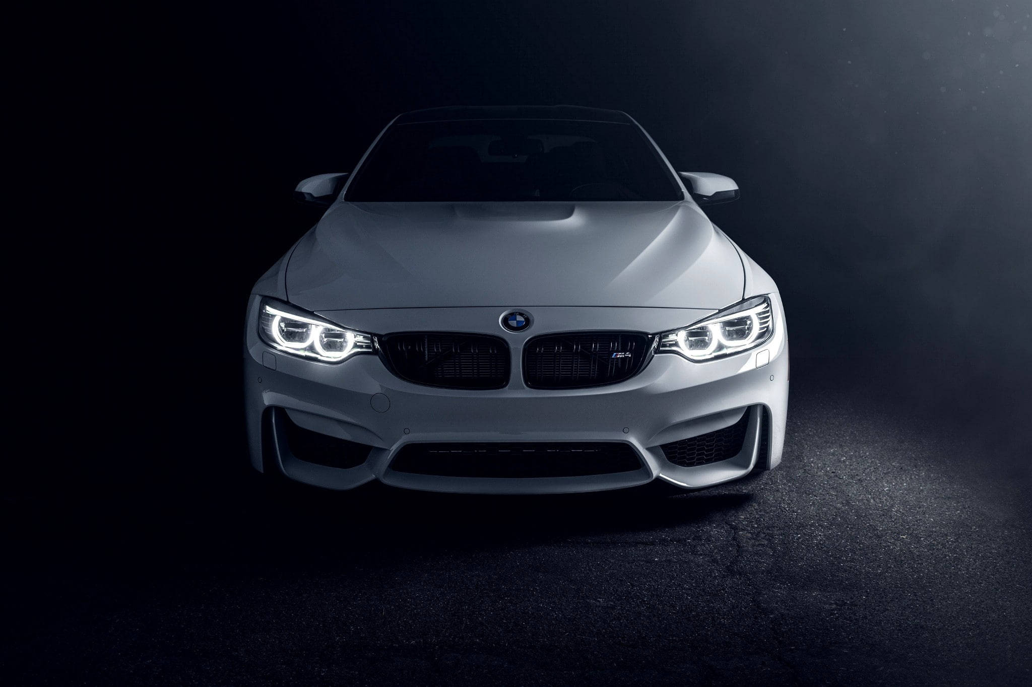لابتوب بي إم دبليو M4 أبيض خلفية
