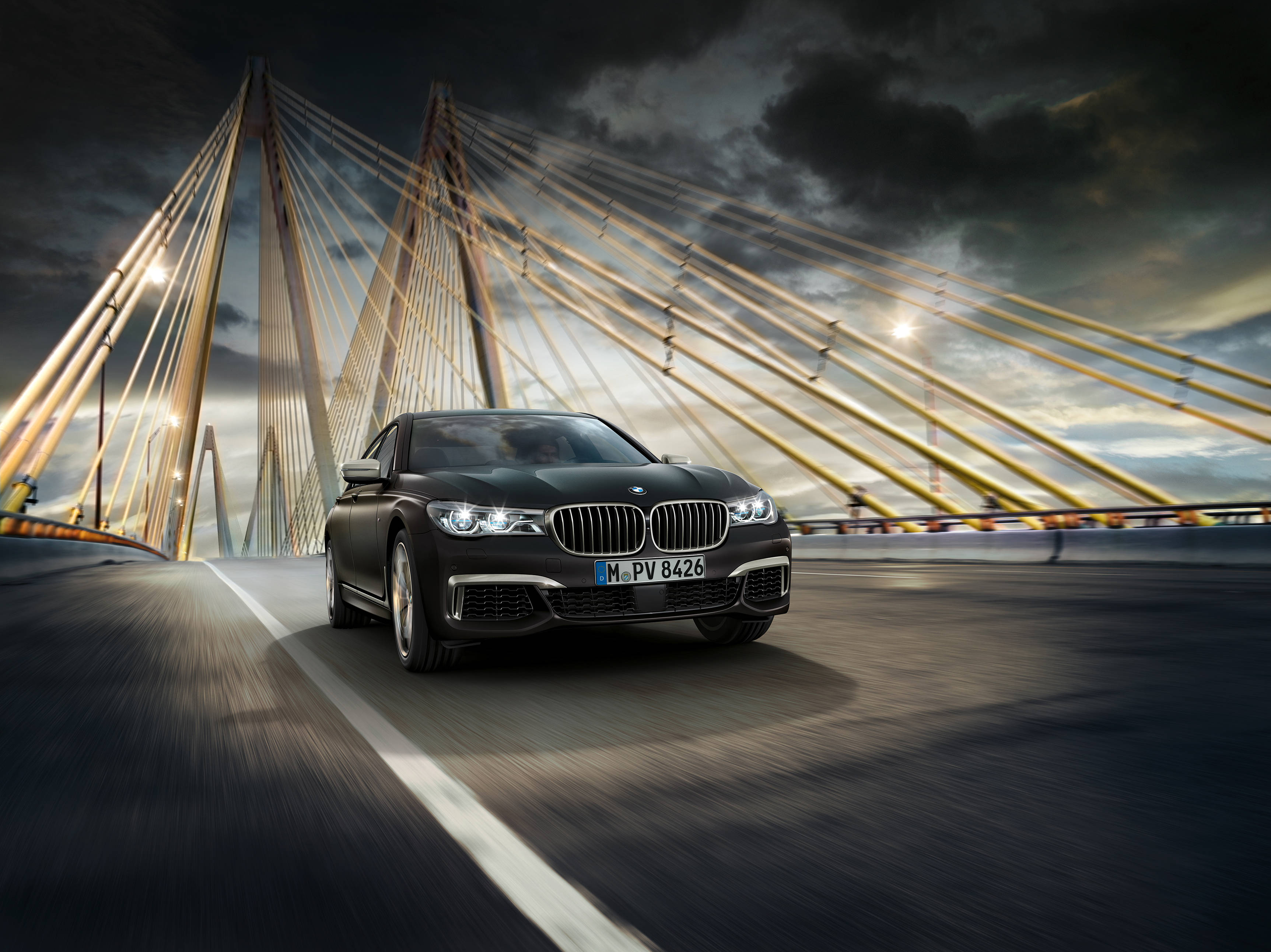 استعد لتولي عجلة القيادة في سيارة بي إم دبليو الفاخرة M760Li XDrive خلفية