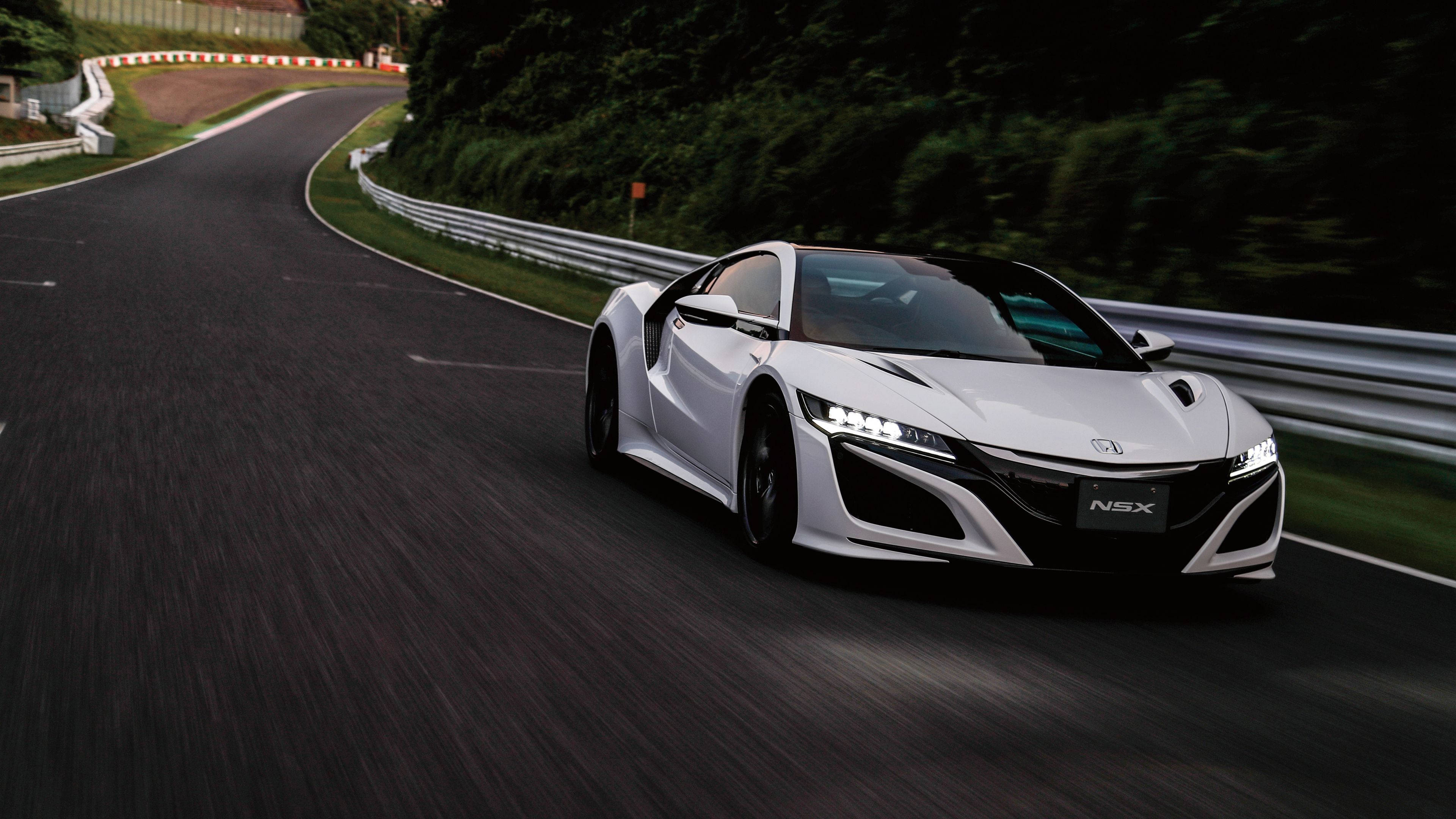 سيارة هوندا NSX بيضاء لؤلؤية بدقة 4K خلفية