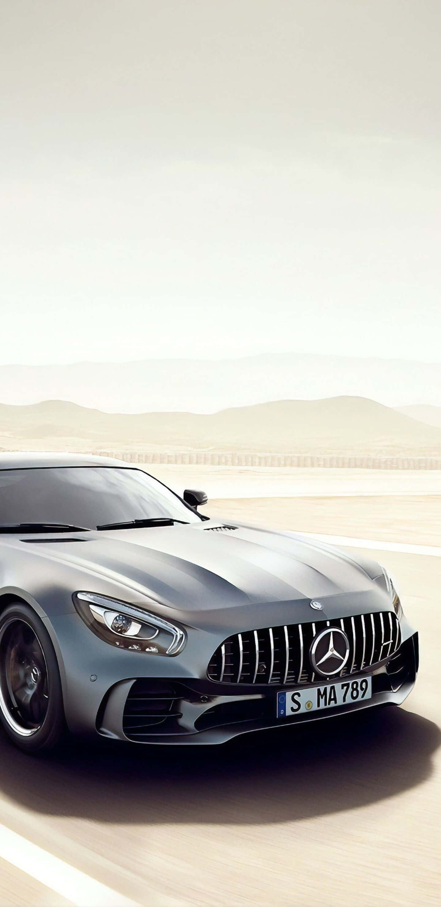 سيارة مرسيدس فضية على طريق صحراوي خلفية Pixel 3XL AMG GT-R خلفية