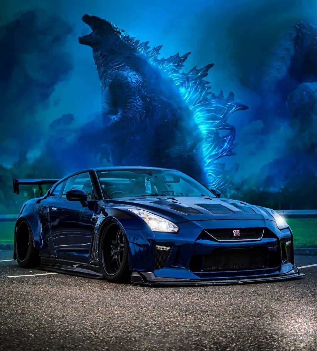 صورة نيسان R35 GTR الزرقاء مع غودزيلا خلفية