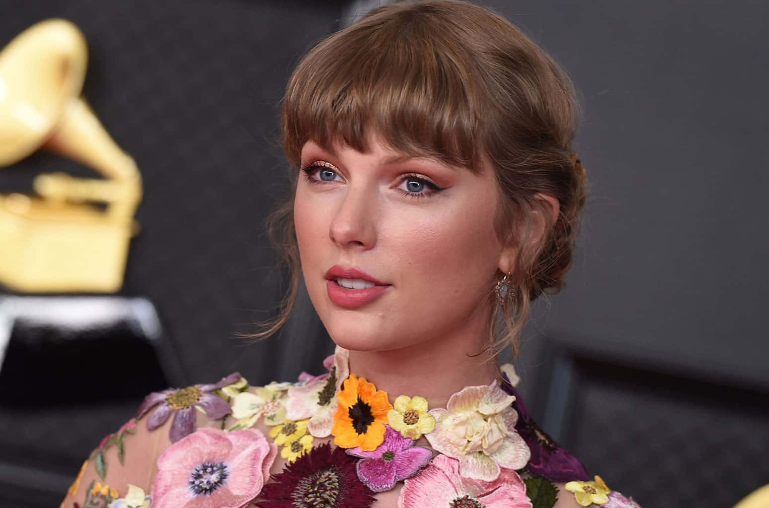 تايلور سويفت في فيديو كليب أغنيتها الشهيرة "Shake It Off" خلفية