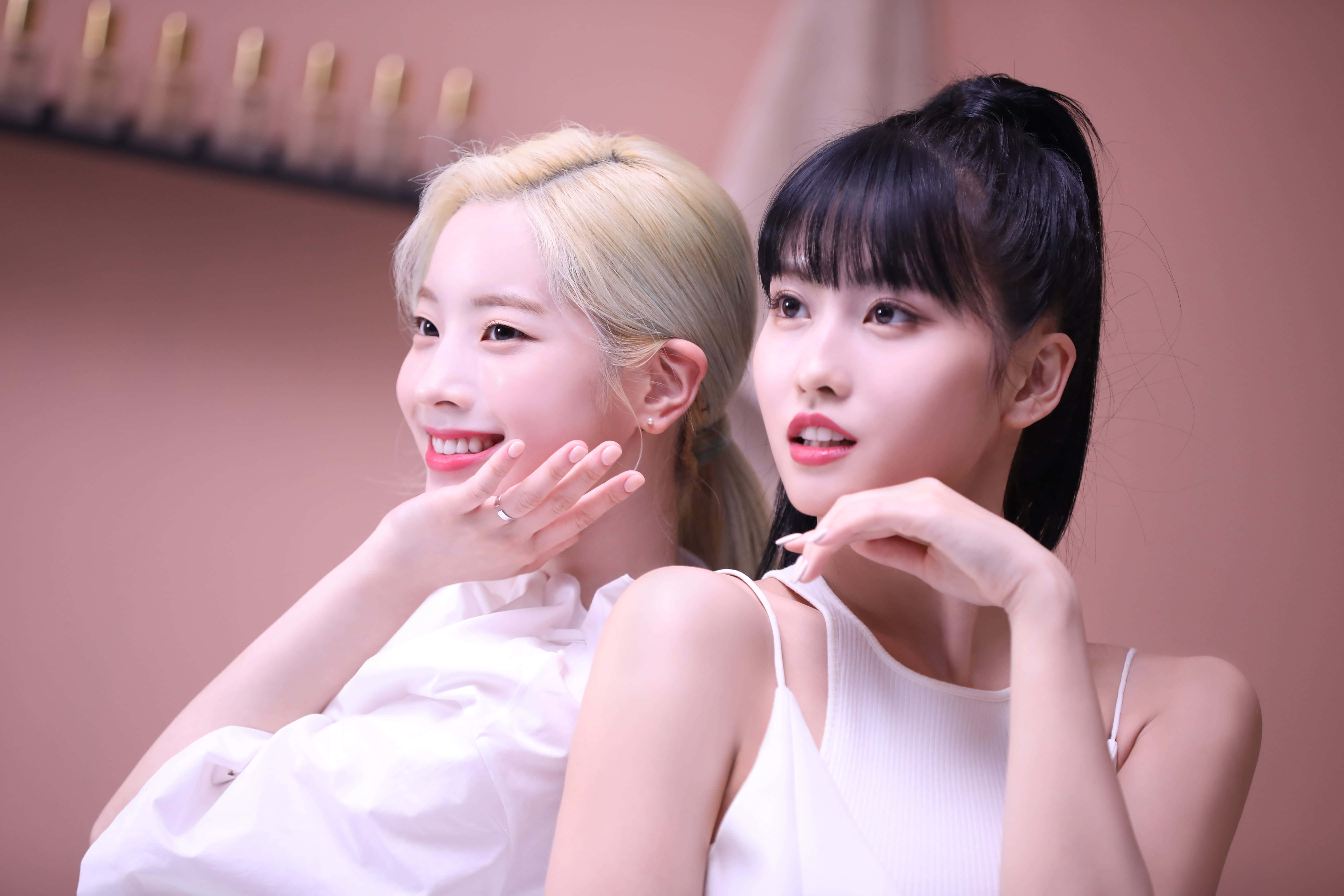 صورة جماعية ساحرة لفرقة TWICE خلفية