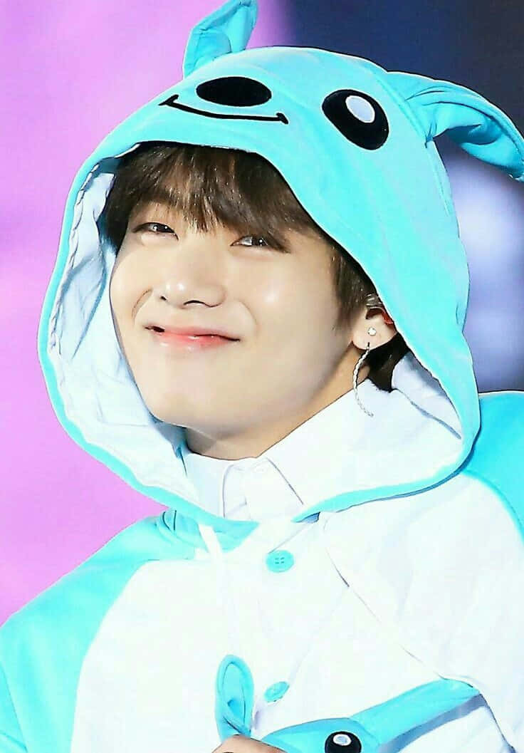 V من BTS يلوح للجماهير خلفية