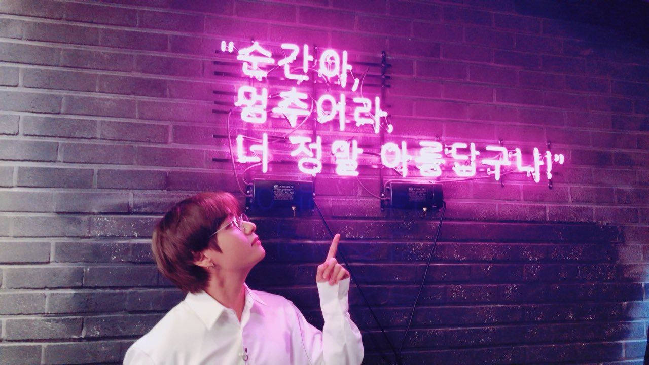 فايبس ضوء النيون الأرجواني لـ V من BTS خلفية