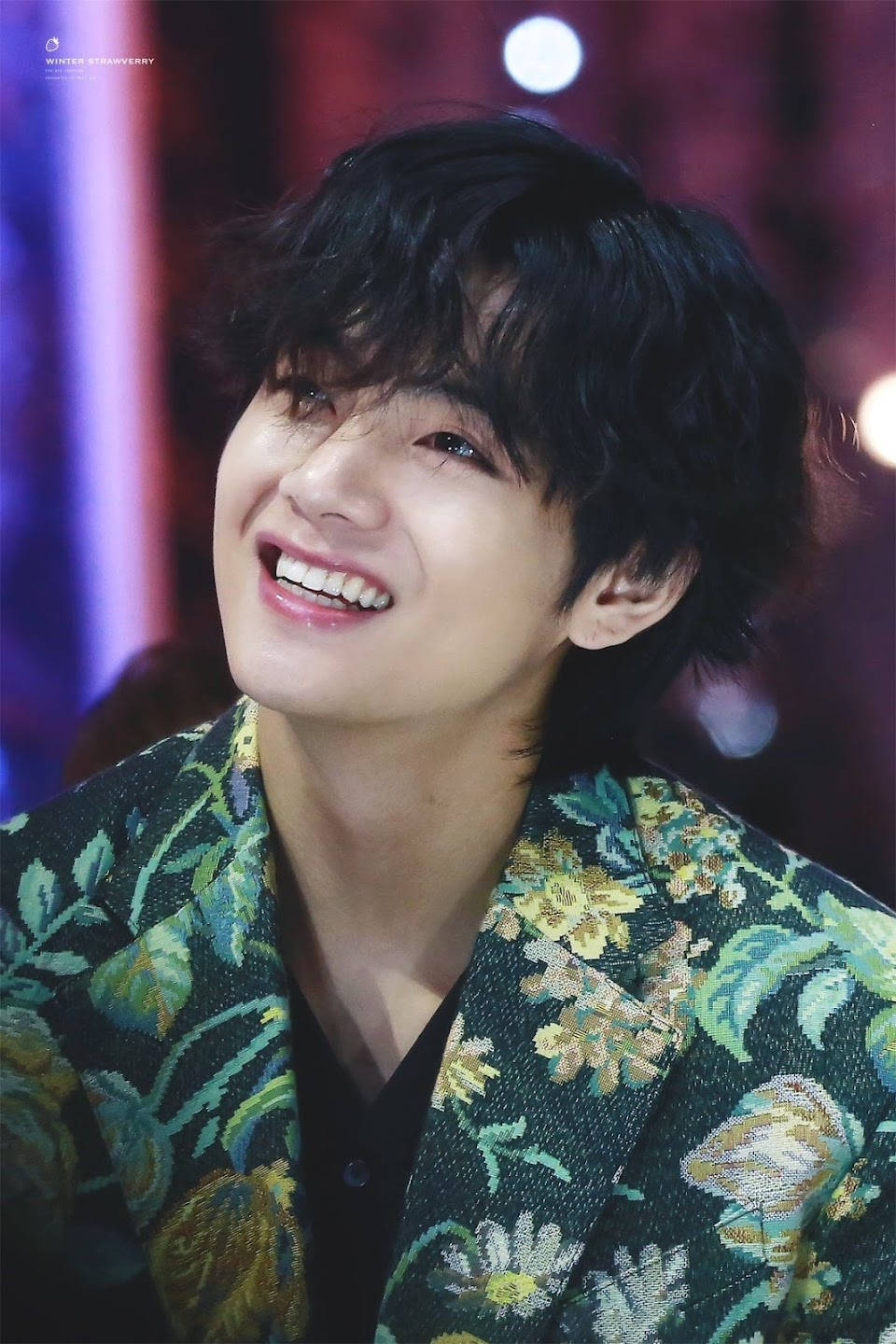 معطف V من BTS بنقوش زهرية خلفية