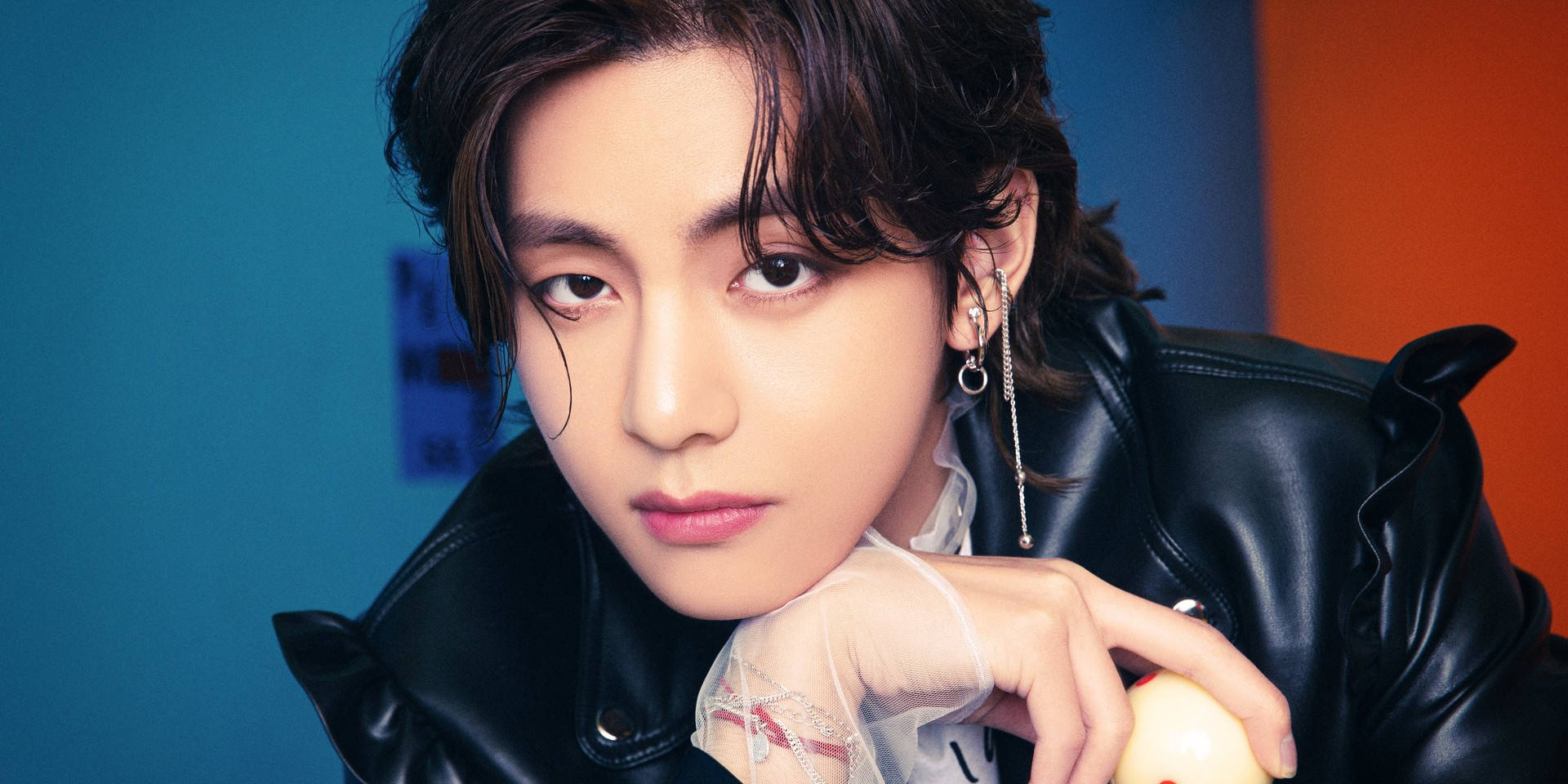 V من BTS بسترة جلدية سوداء خلفية