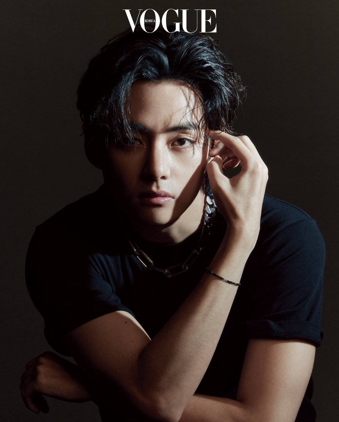 V من BTS بقميص أسود من Vogue خلفية