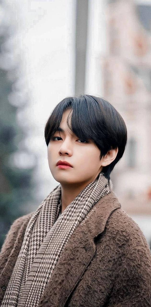V من BTS بملابس شتوية بنية خلفية
