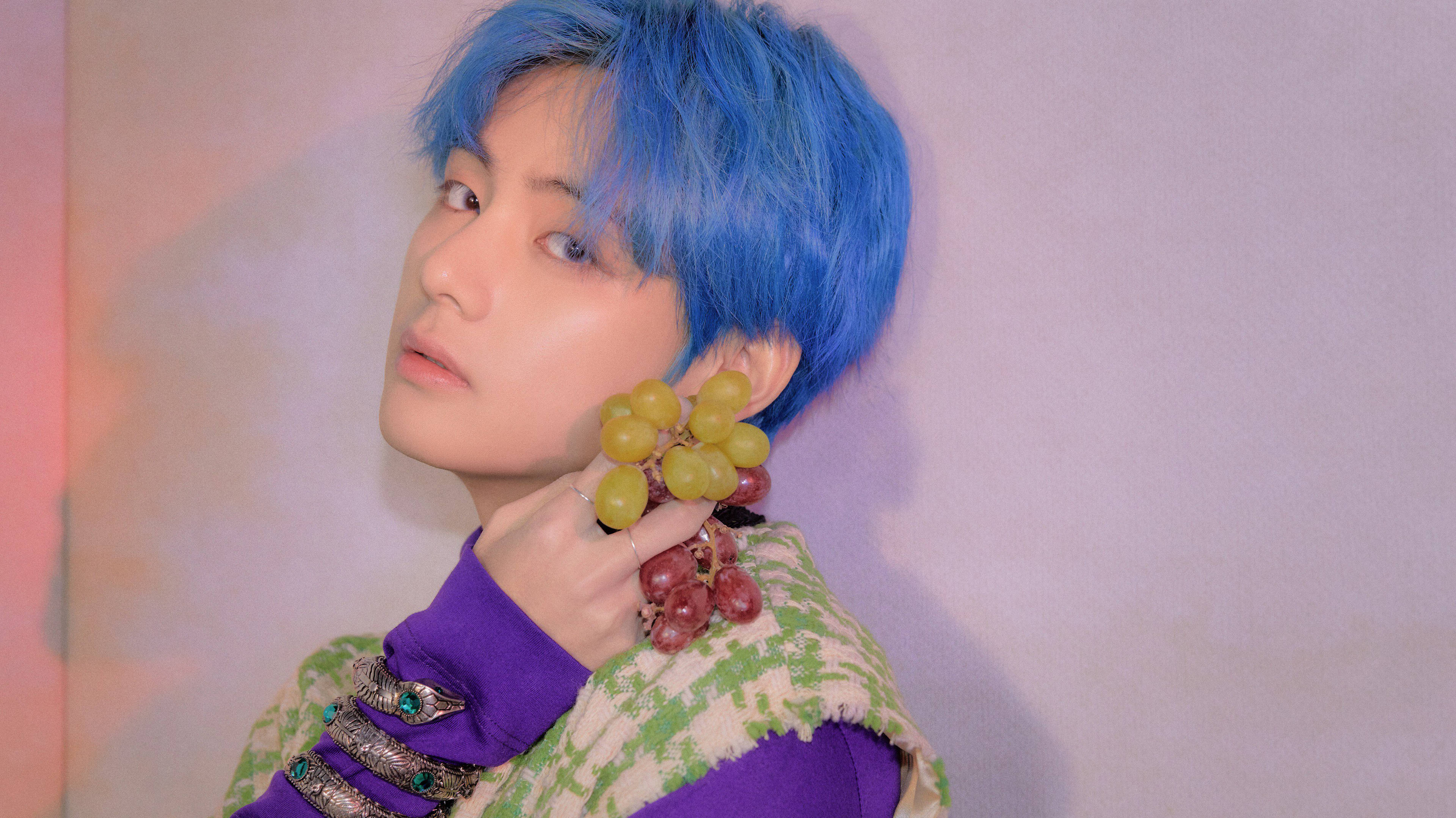 V من BTS يحمل عنبًا خلفية