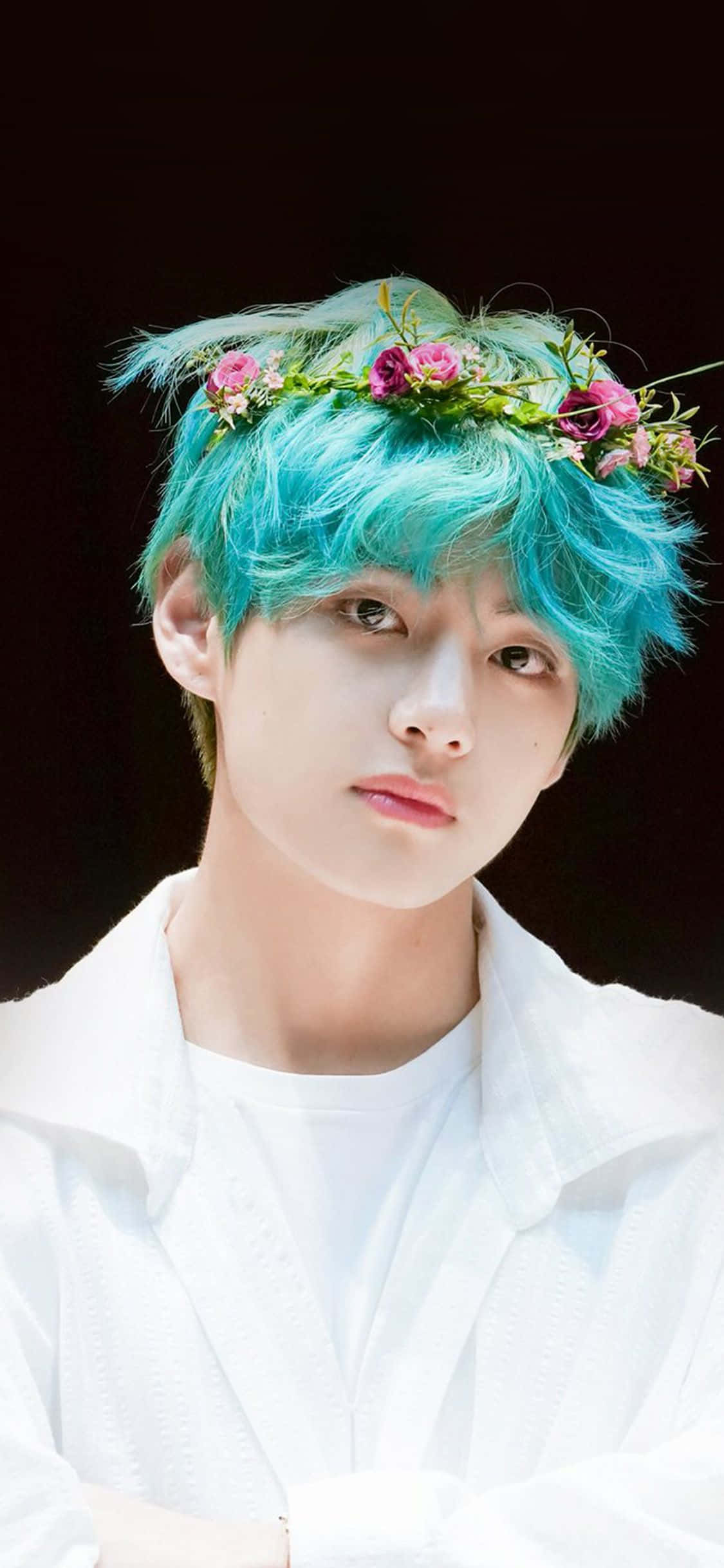 V من BTS يشع بالفرح الشبابي والثقة خلفية