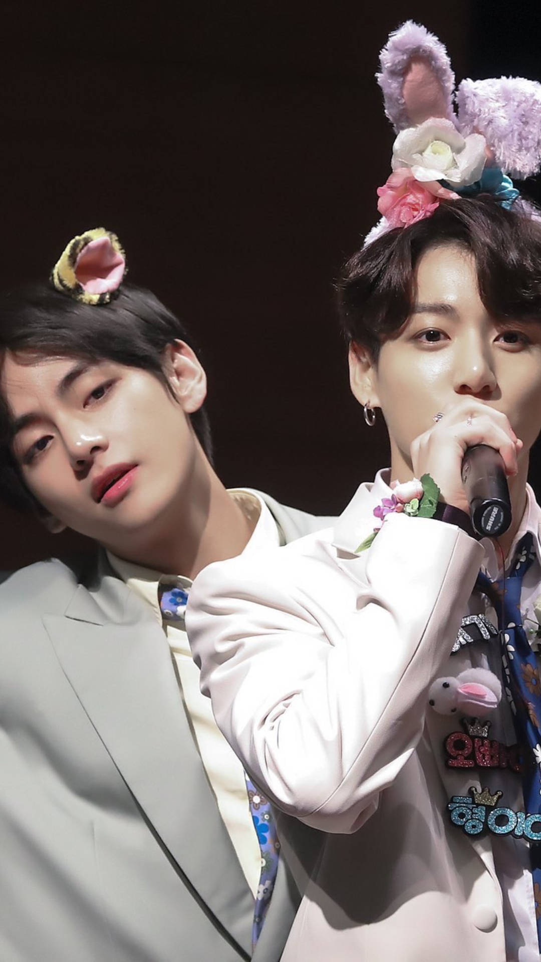V و جيونغكوك من BTS بعصابات رأس لطيفة خلفية