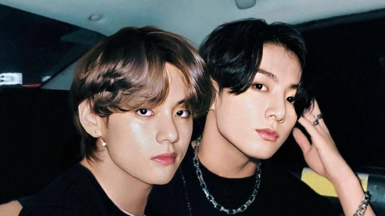 V وجونغكوك من BTS في سيارة خلفية