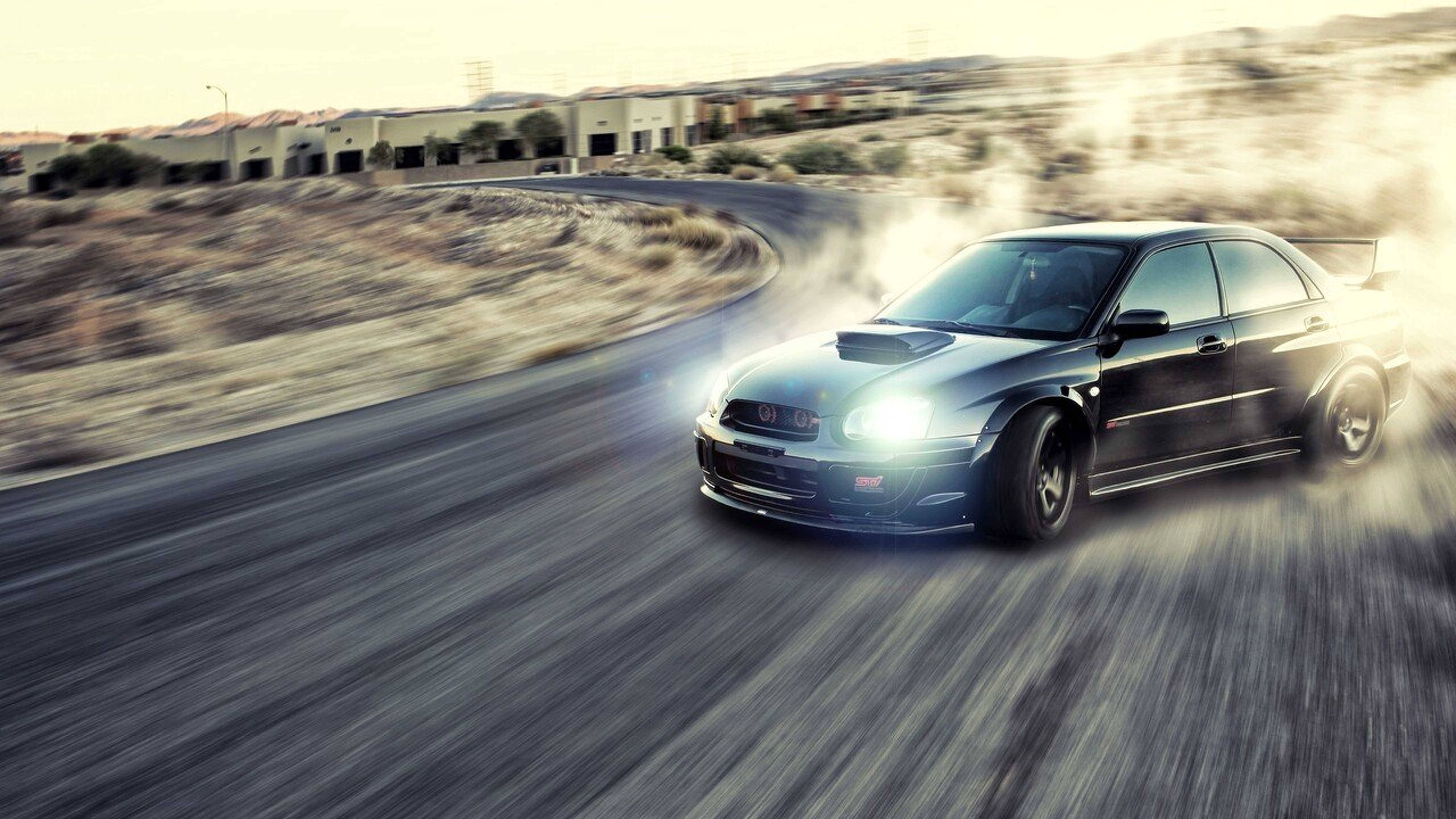 سيارة سوبارو إمبريزا WRX الانجرافية في حالة انطلاق خلفية