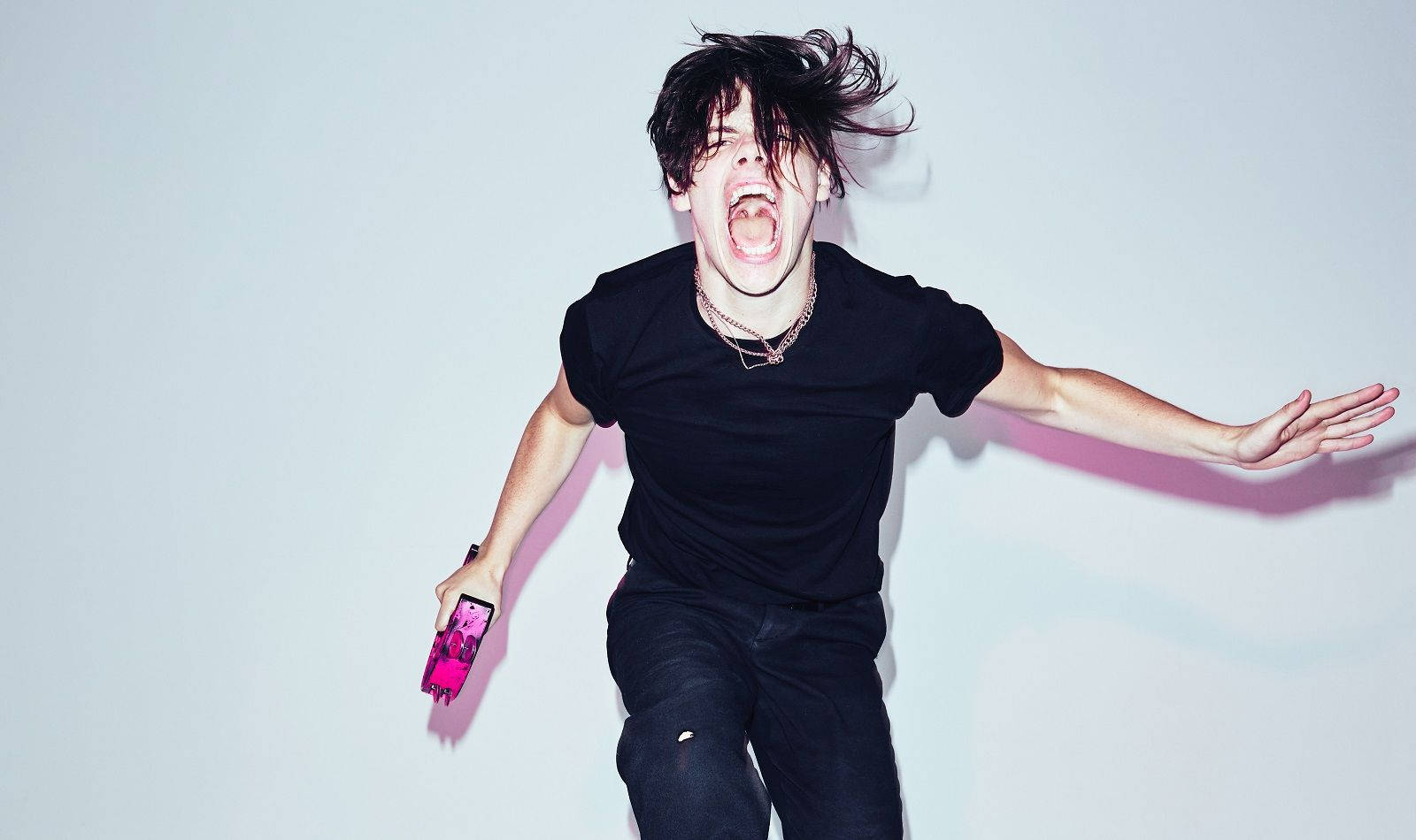 Yungblud يصرخ خلفية