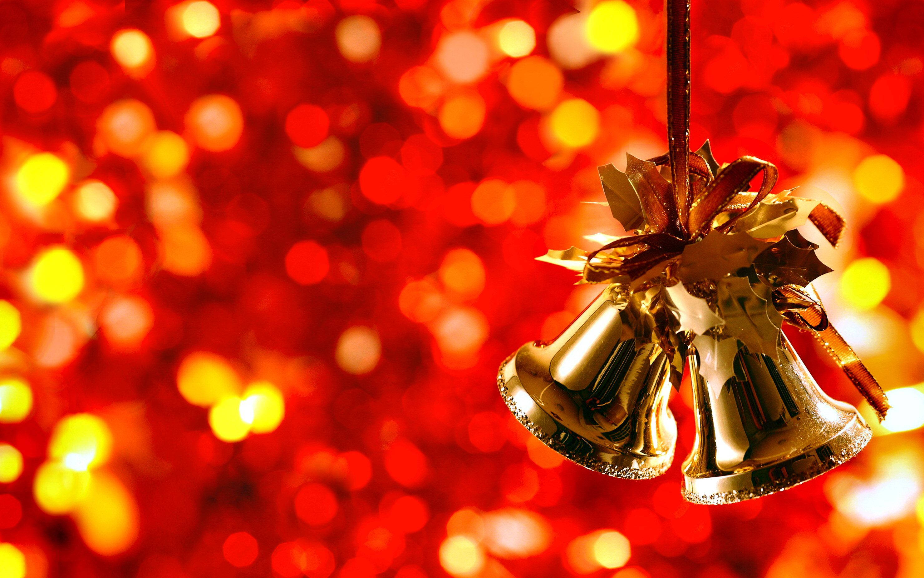 أجراس عيد الميلاد الذهبية مع تأثير البوكيه خلفية