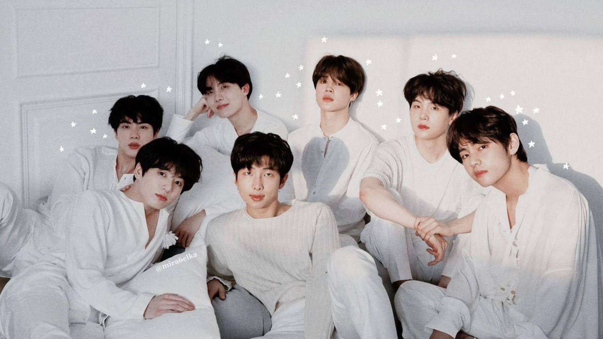 أعضاء BTS باللون الأبيض خلفية